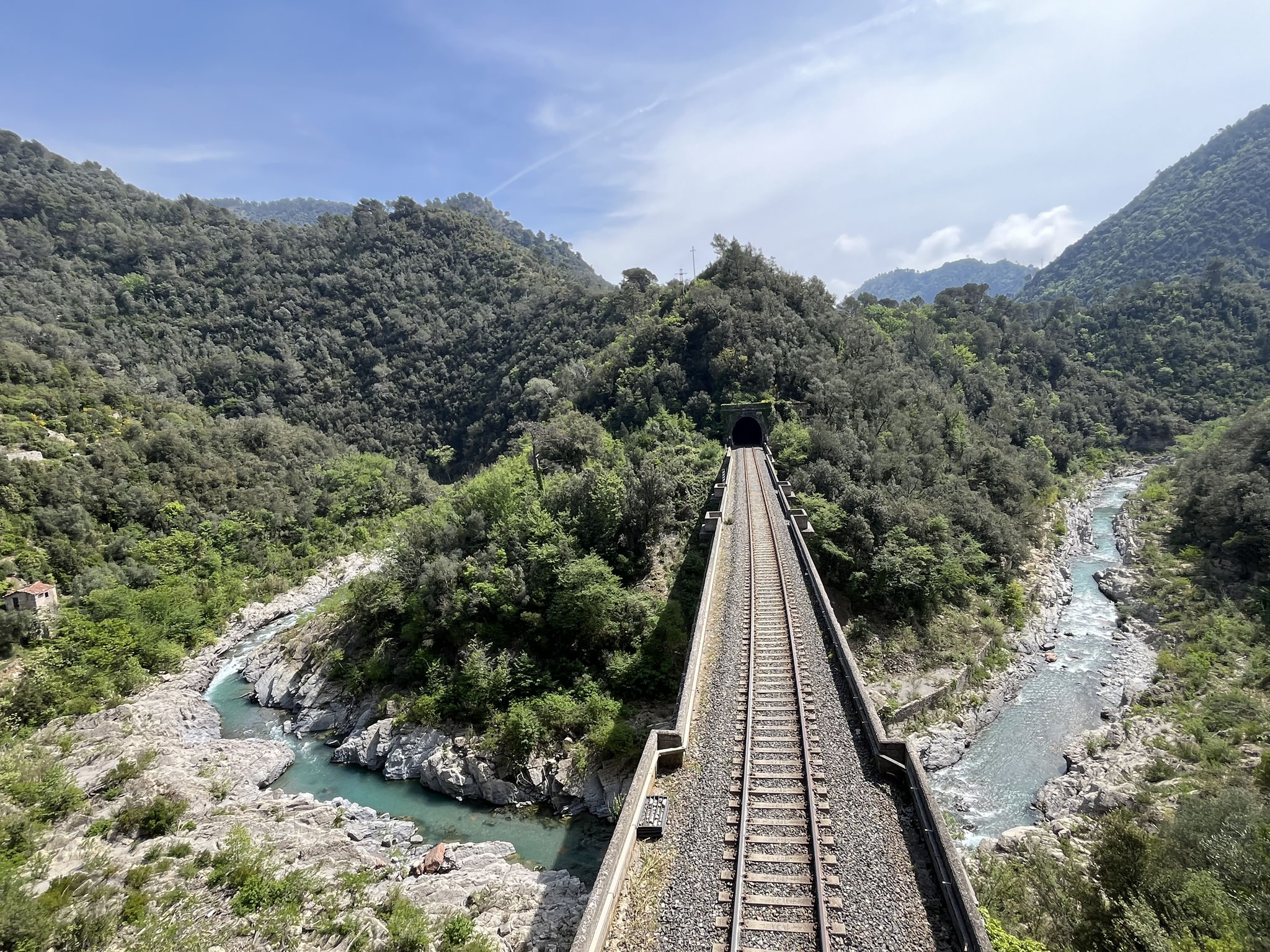 … Eisenbahnlinien gebaut hat.
