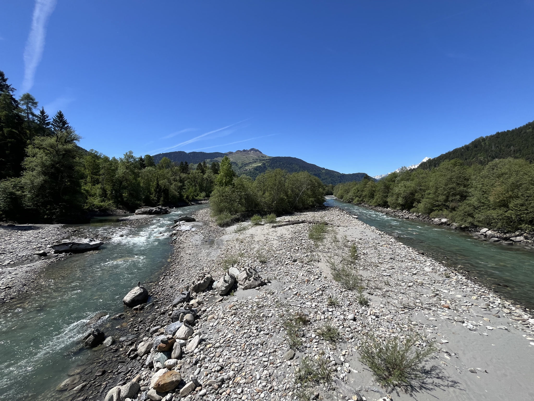 Dort wird das Tal breiter, bevor der Rhein durch die berühmte Rheinschlucht fliesst.