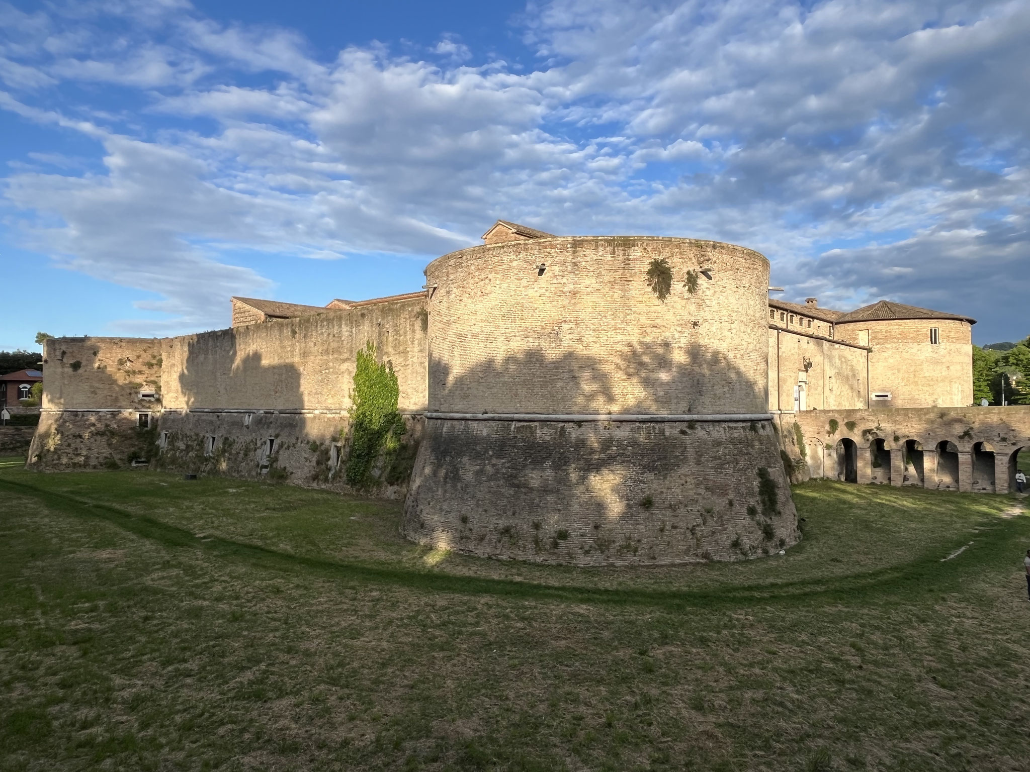 Es ist noch viel los in der Stadt. Die Menschen sind draussen und flanieren in den Gassen. Wir machen noch einen kleinen Umweg zum Schloss "Rocca Costanza" und ...