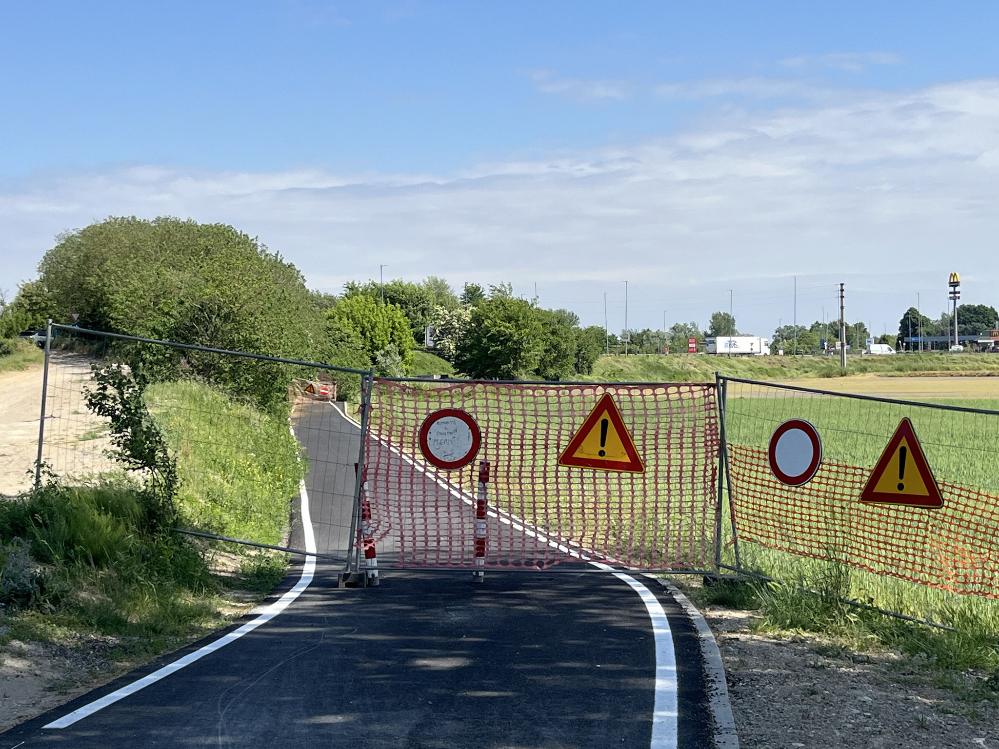 Ach, nicht schon wieder! Es ist doch alles fertig, trotzdem ist es abgesperrt! Auch hier haben wir Glück und eine kurze Umfahrung reicht und wir sind wieder auf Kurs.