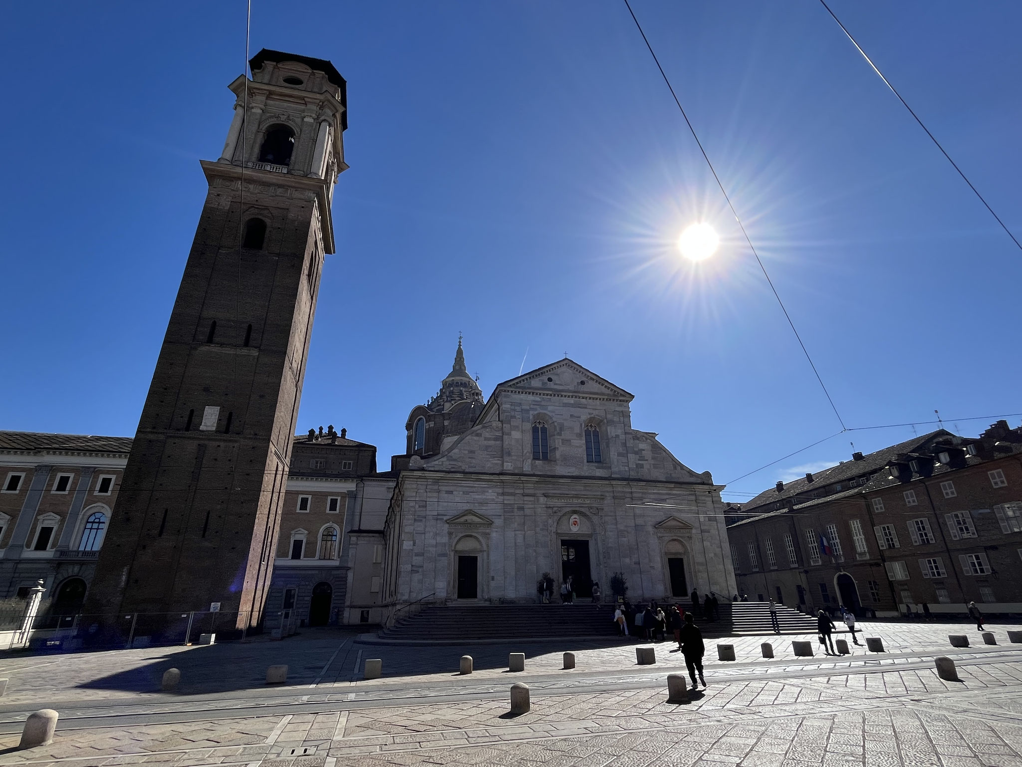 Neben der Kathedrale von San Giovanni Battista steht ein wunderschöner Campanile.