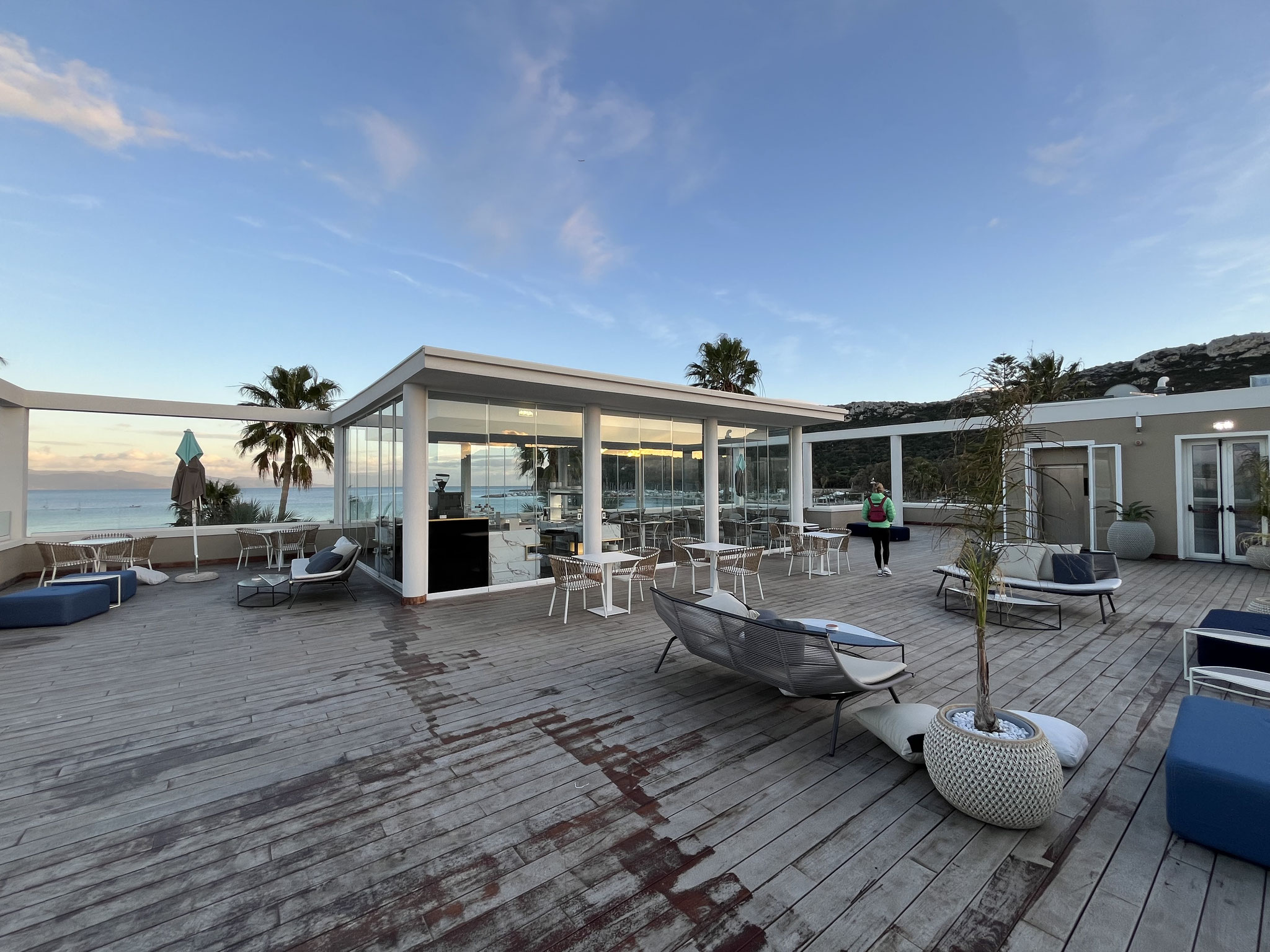 Wir haben ein sehr schönes Hotel gebucht und freuen uns jetzt schon auf das Frühstück in diesem Rooftop-Frühstücksraum.