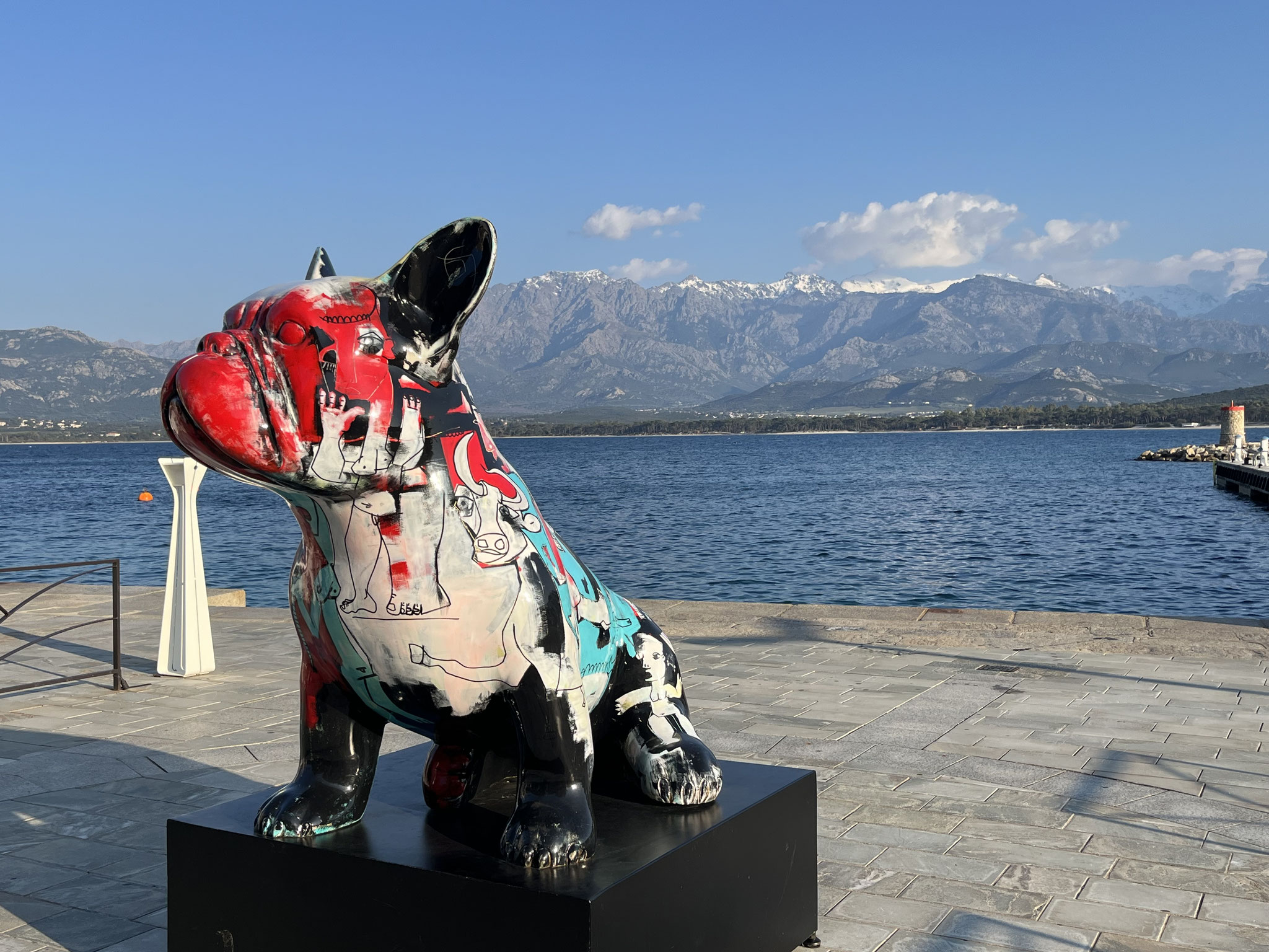 … hinunter zum Hafen. Es gibt eine sehr schöne Promenade …