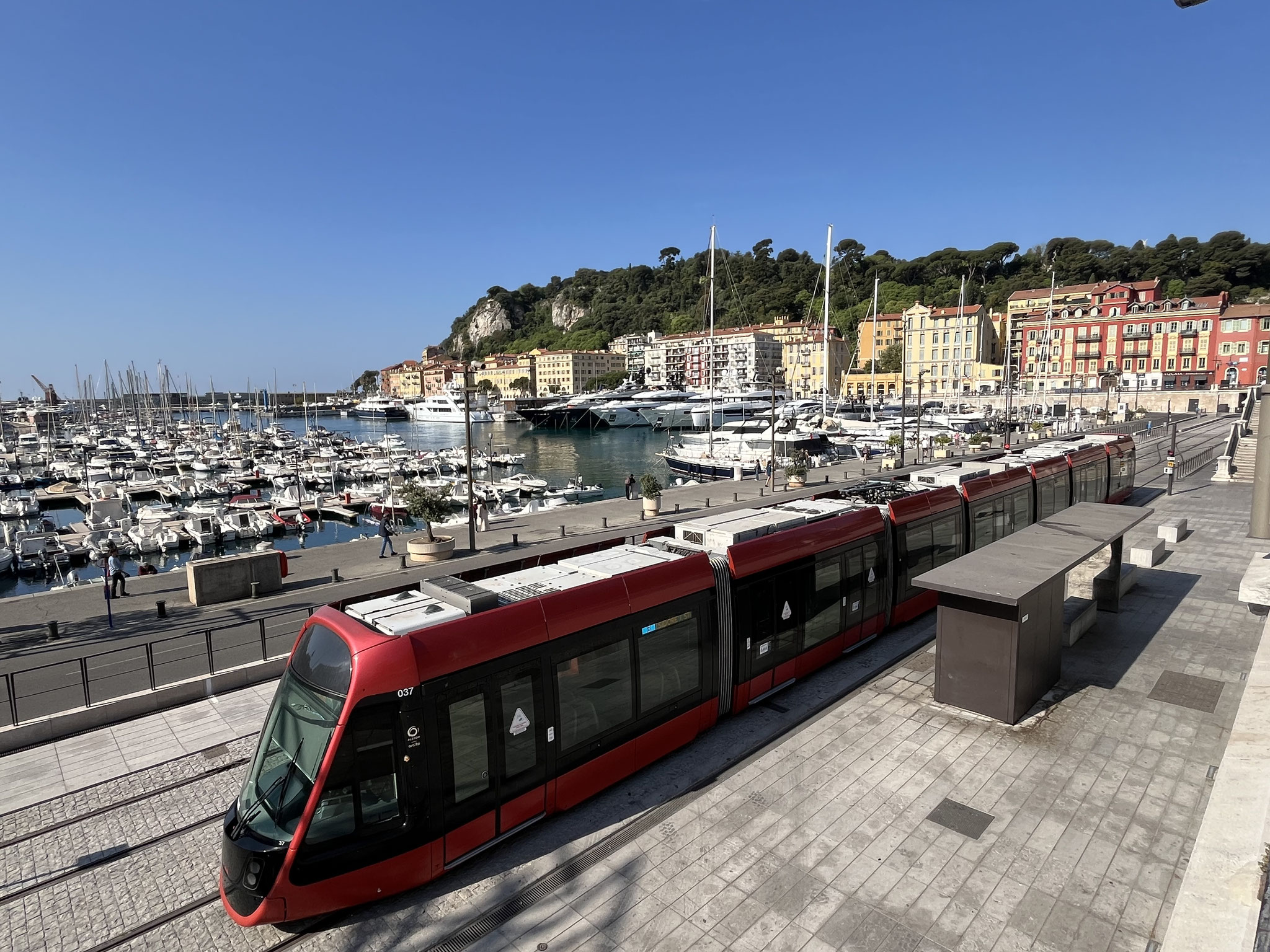 Mit dem Tram oder dem Zug, samt Luftmatratze und Sonnenschirm, an den Strand kommt nicht vielen Menschen in den Sinn.