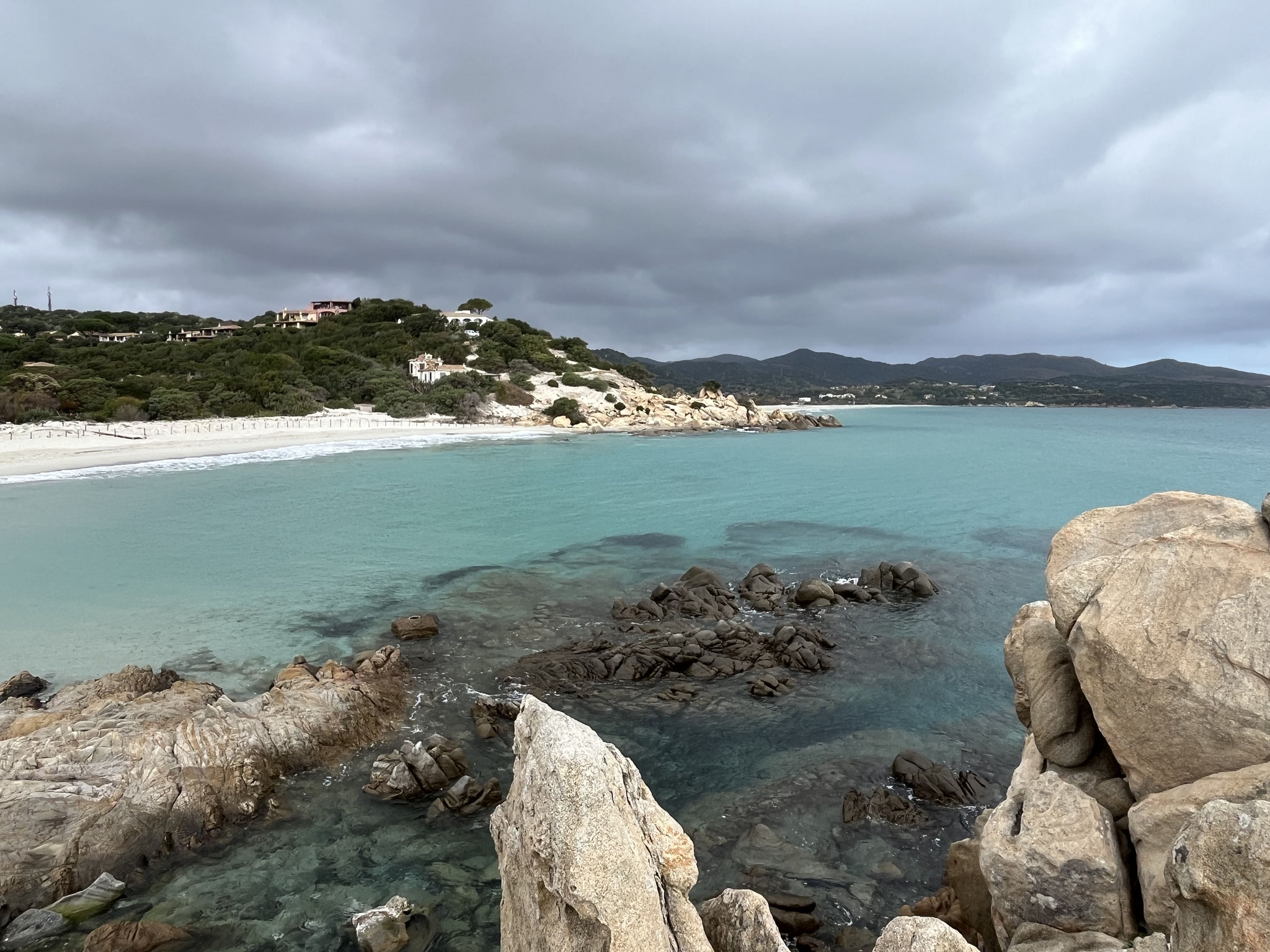 Der weisse Sand, das türkisblaue Wasser und die roten Steine ergeben ein wunderprächtiges Bild.