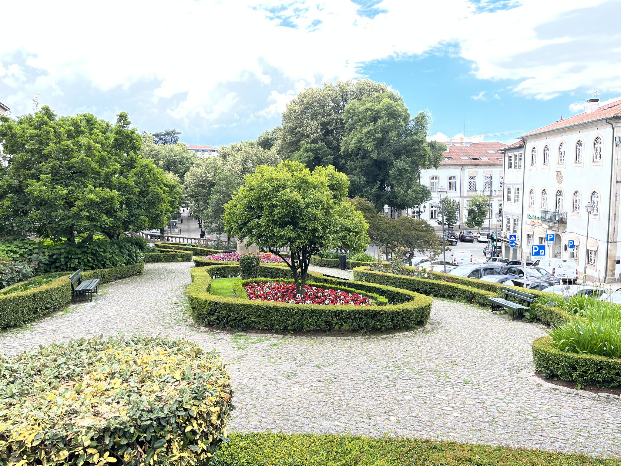 Es hat schöne und viele Parkanlagen.