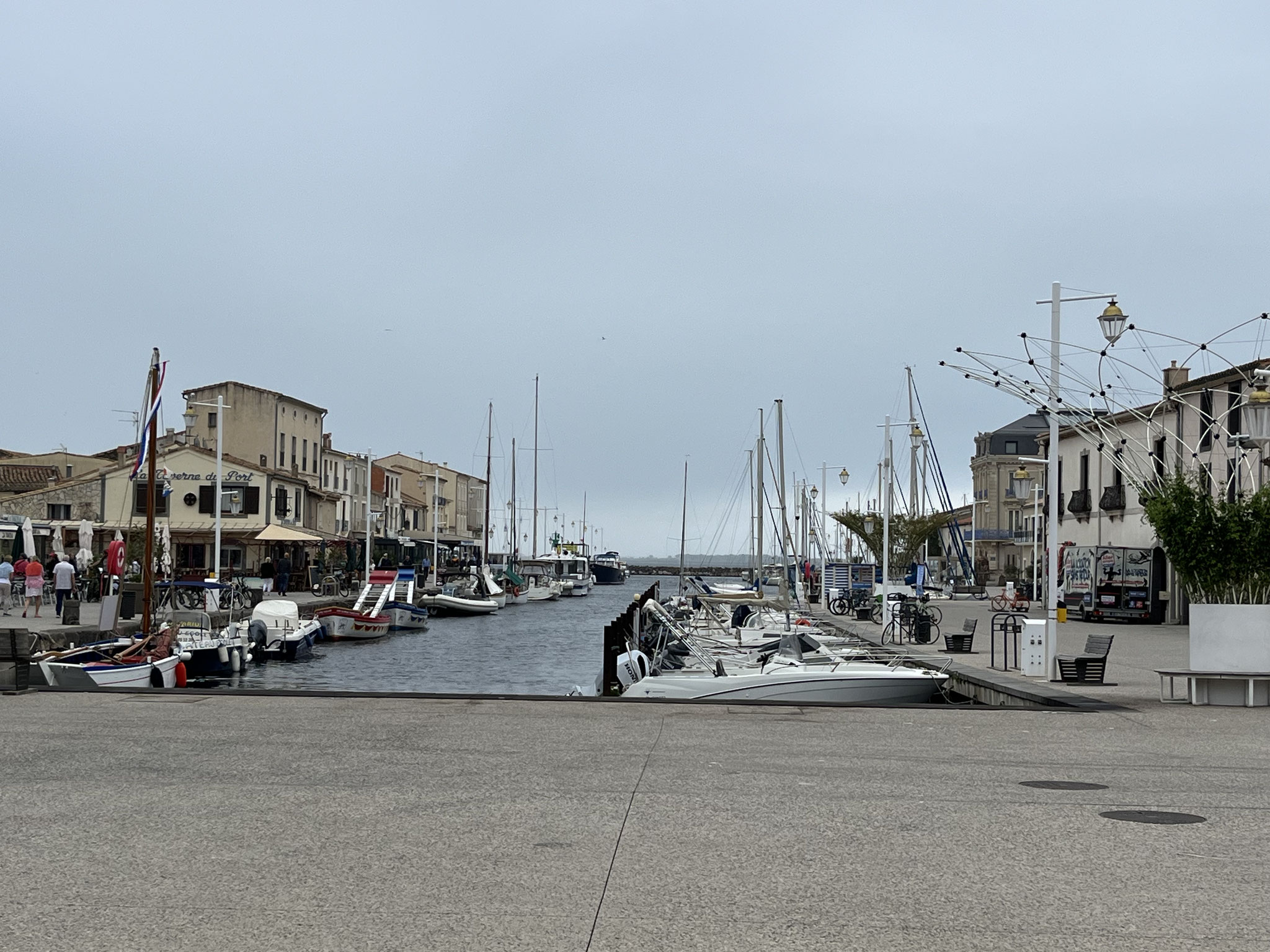In Marseillan am Hafen des "Etang de Thau" essen wir unseren Lunch. Es tut sogar ein bisschen auf und wird wärmer. Gerade zur richtigen Zeit.