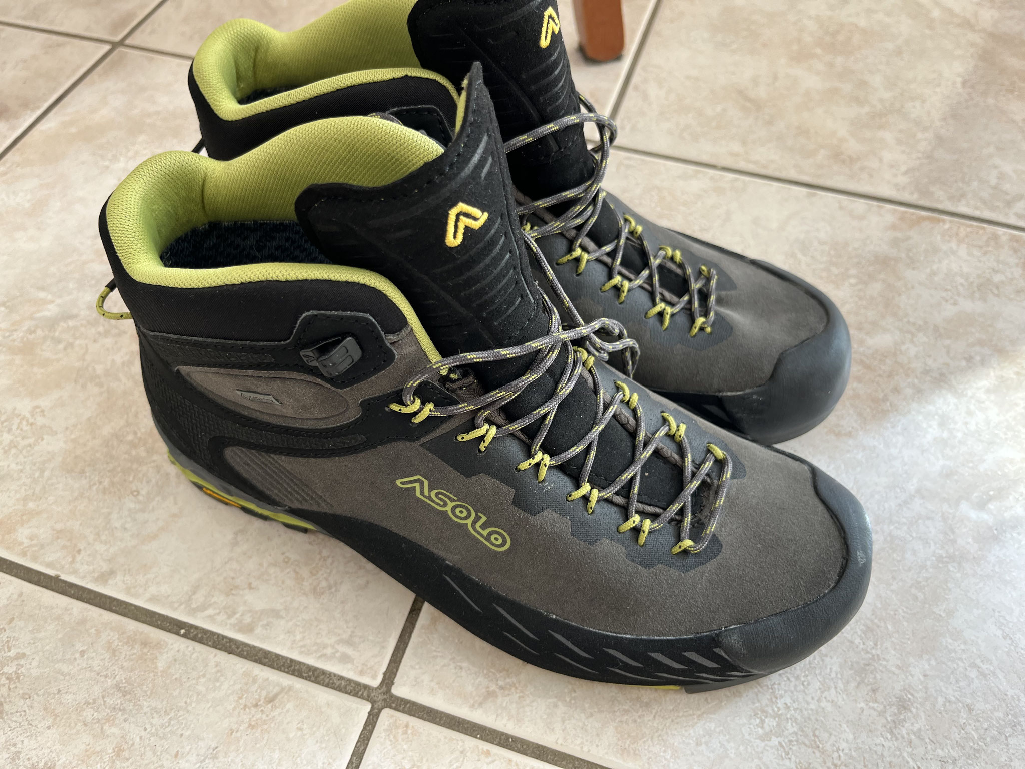 Wir machen noch einen kleinen Umweg zu einem Sportgeschäft, wo ich ein Paar neue Wanderschuhe kaufe. Die nächsten 1000km sind so gesichtert!