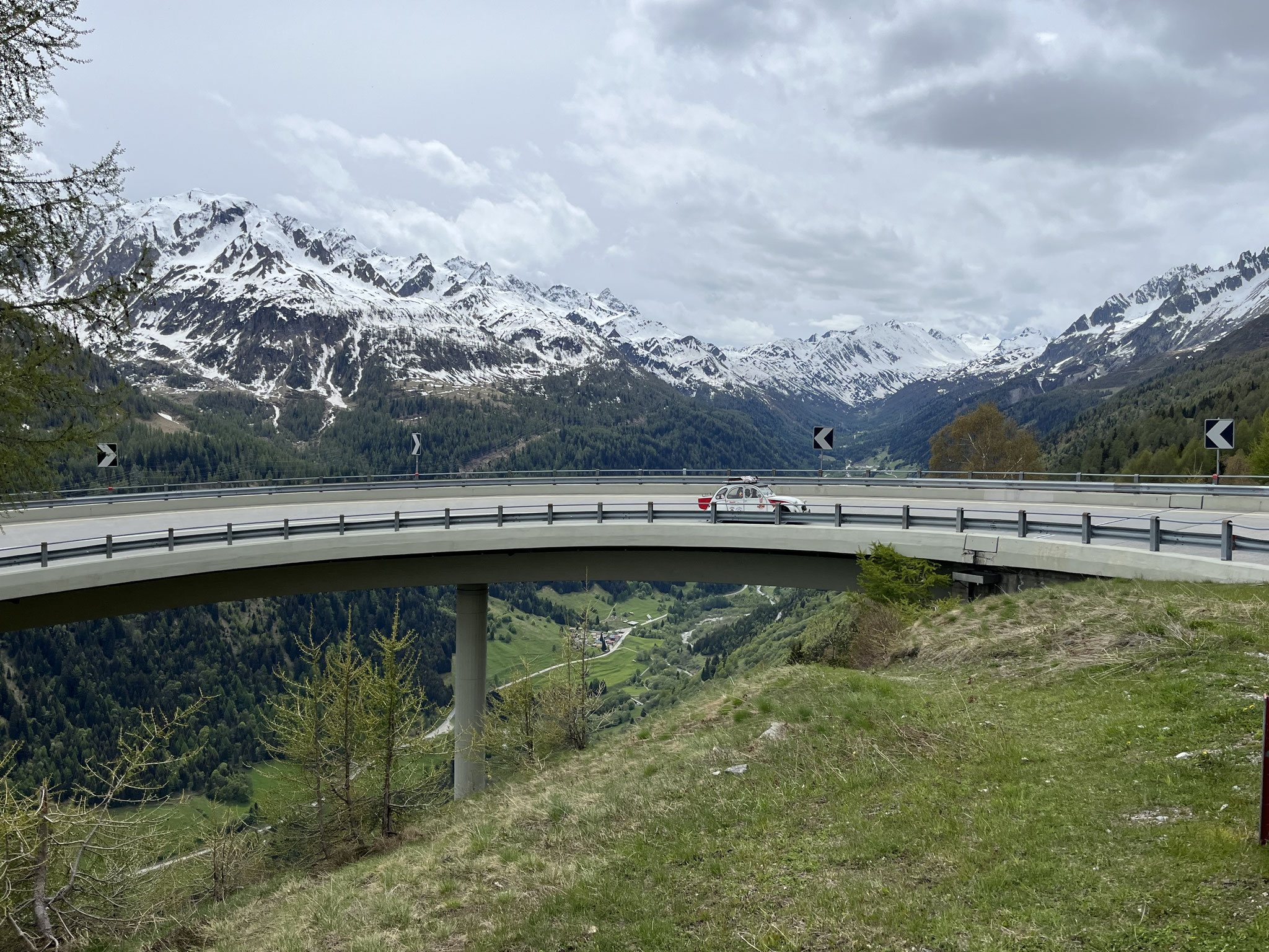 Wir müssen mit der Hauptstrasse vorlieb nehmen-dafür ist es weniger steil und nicht so holprig. Zusätzlich können wir noch diese spektakuläre Brückenkurve fahren.