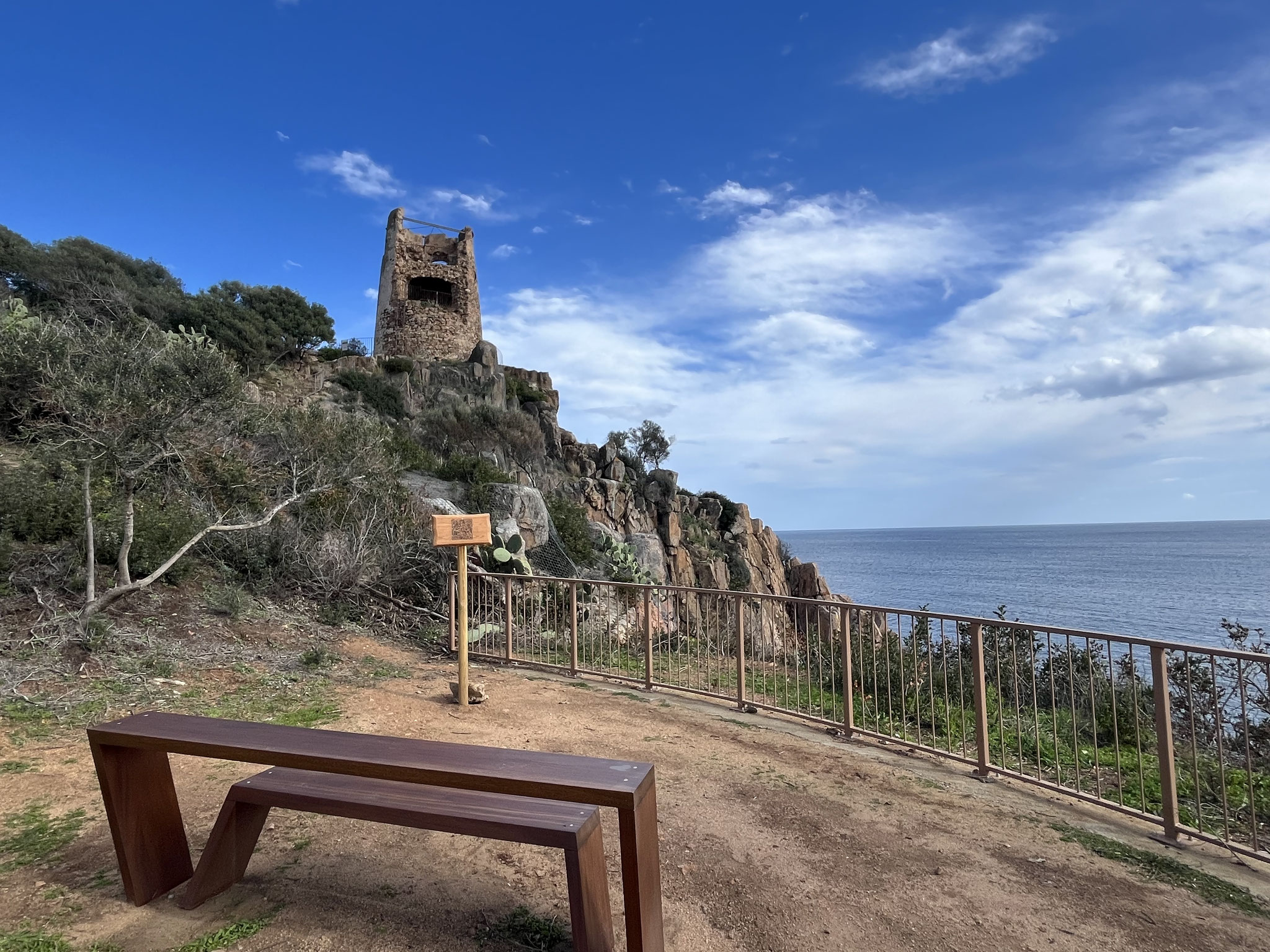 Wir steigen zum Torre di San Gemiliano hoch, …