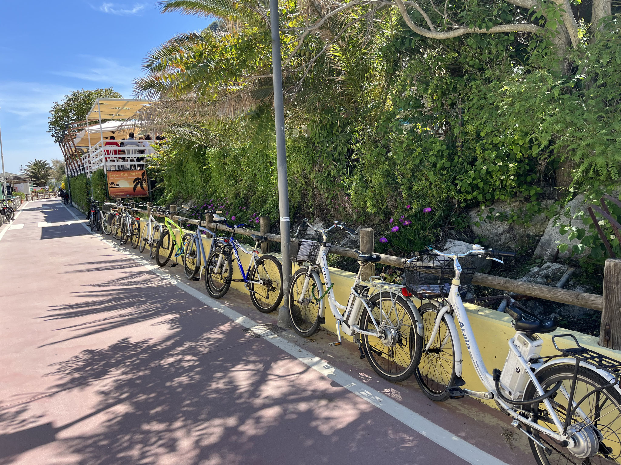 Es ist wirklich cool, wie viele Leute mit dem Velo zu den Strandrestaurants kommen.