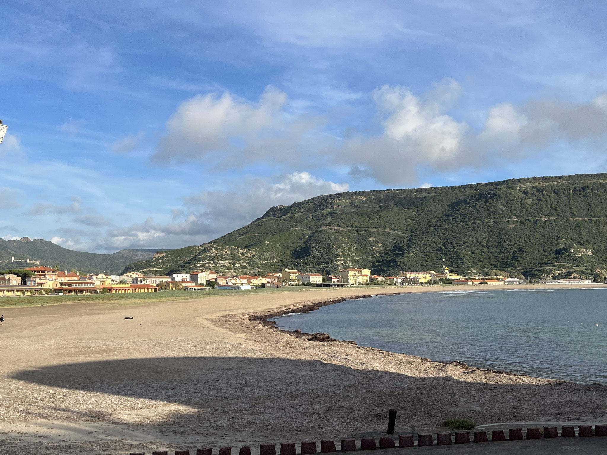 Wir radeln durch das Dorf und möchten noch den breiten Strand und die Umgebung von Bosa Marina erkunden.