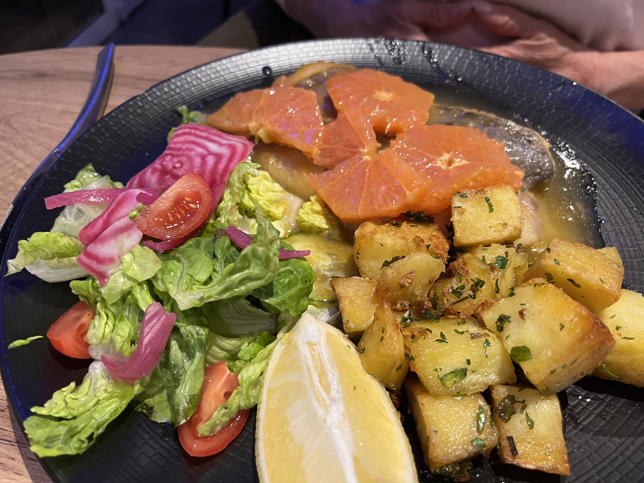 Wir geniessen das feine Essen (beste Bratkartoffeln ever) und …