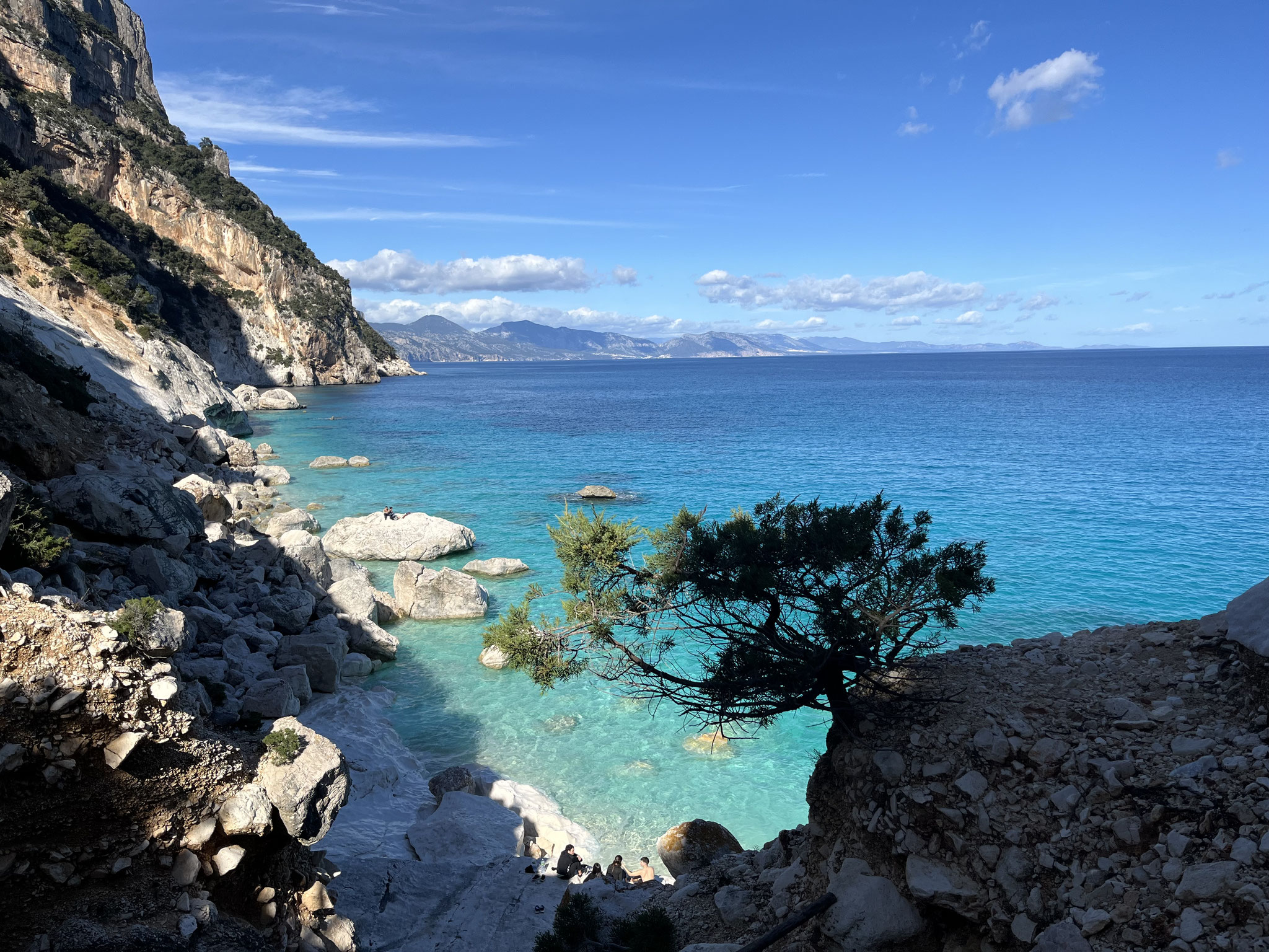 … und die Blau-und Weisstöne noch brillanter macht. Wir verweilen einige Minuten auf den kalten, weissen Steinen(Sandstrand ist keiner zu sehen) und kraxeln dann …