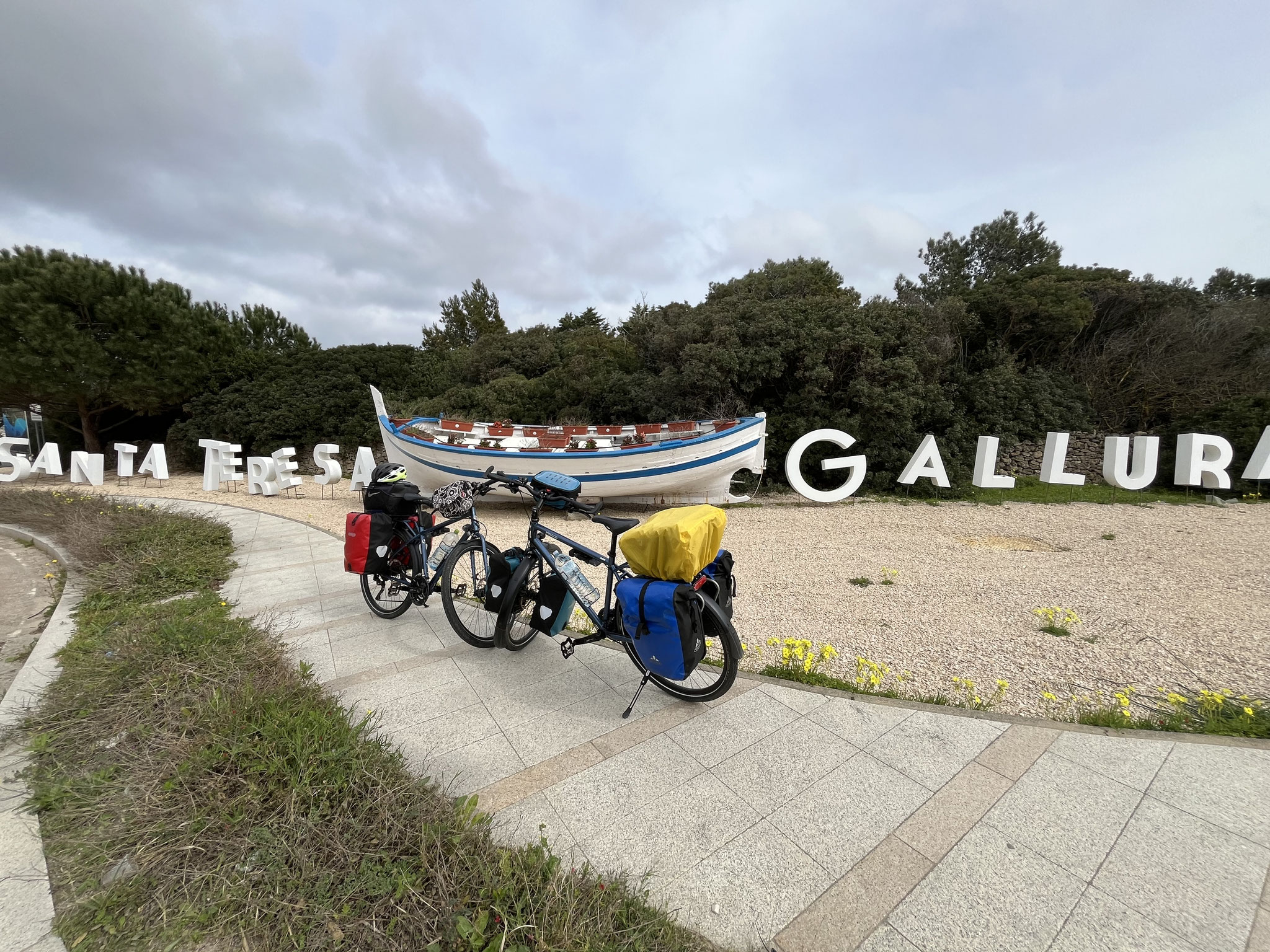 Dann kommen wir in Santa Teresa Gallura an und „feiern“ hier an diesem Kreisverkehr unsere Umrundung der Insel Sardinien.