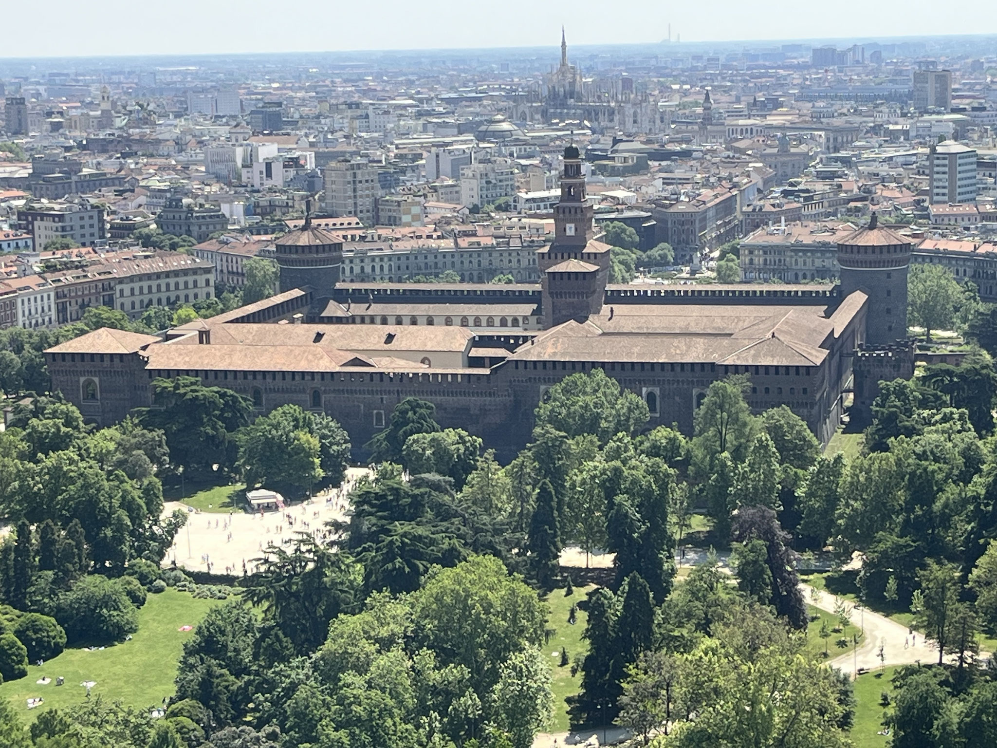 … und auf das Sforzaschloss mit dem Park, wo wir kurze Zeit später unsere Mittagspause machen.