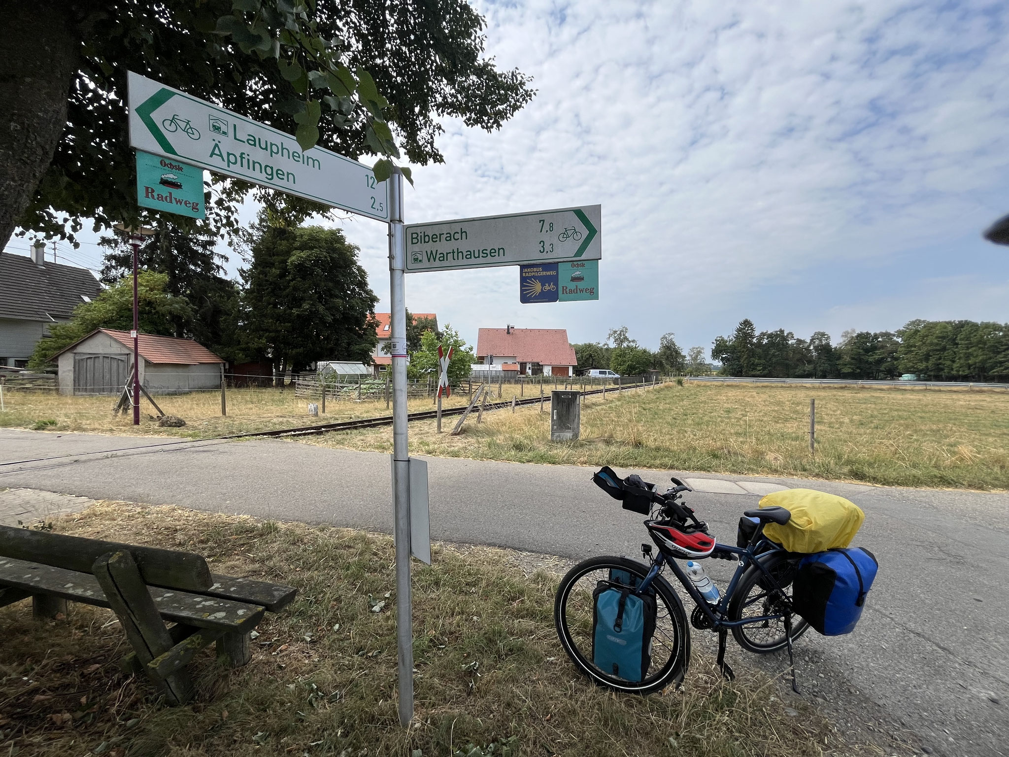 Bei einem Bahnübergang einer alten Museumsdampfbahn, Öchslebahn, legen wir eine Pause ein und essen den obligaten Apfel mit Nüssen.