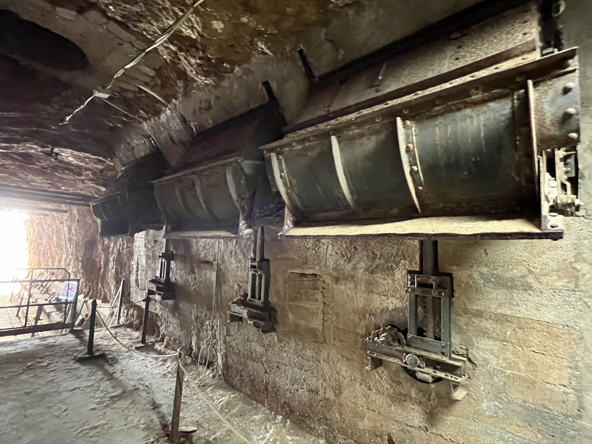 Von den Silos gelangen die Steine in diese Eisenbehälter, die mit Klappen geleert werden konnten.