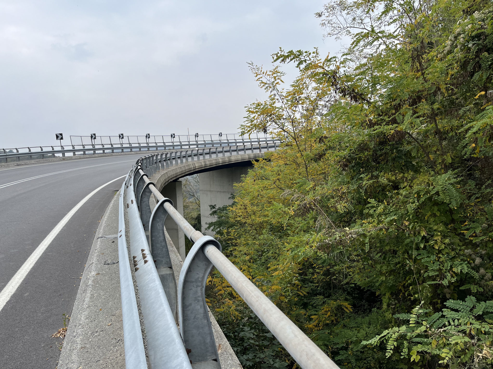 Die letzten Meter sind hart und steil. In Montezemolo angekommen genehmigen wir uns etwas kühles zu trinken