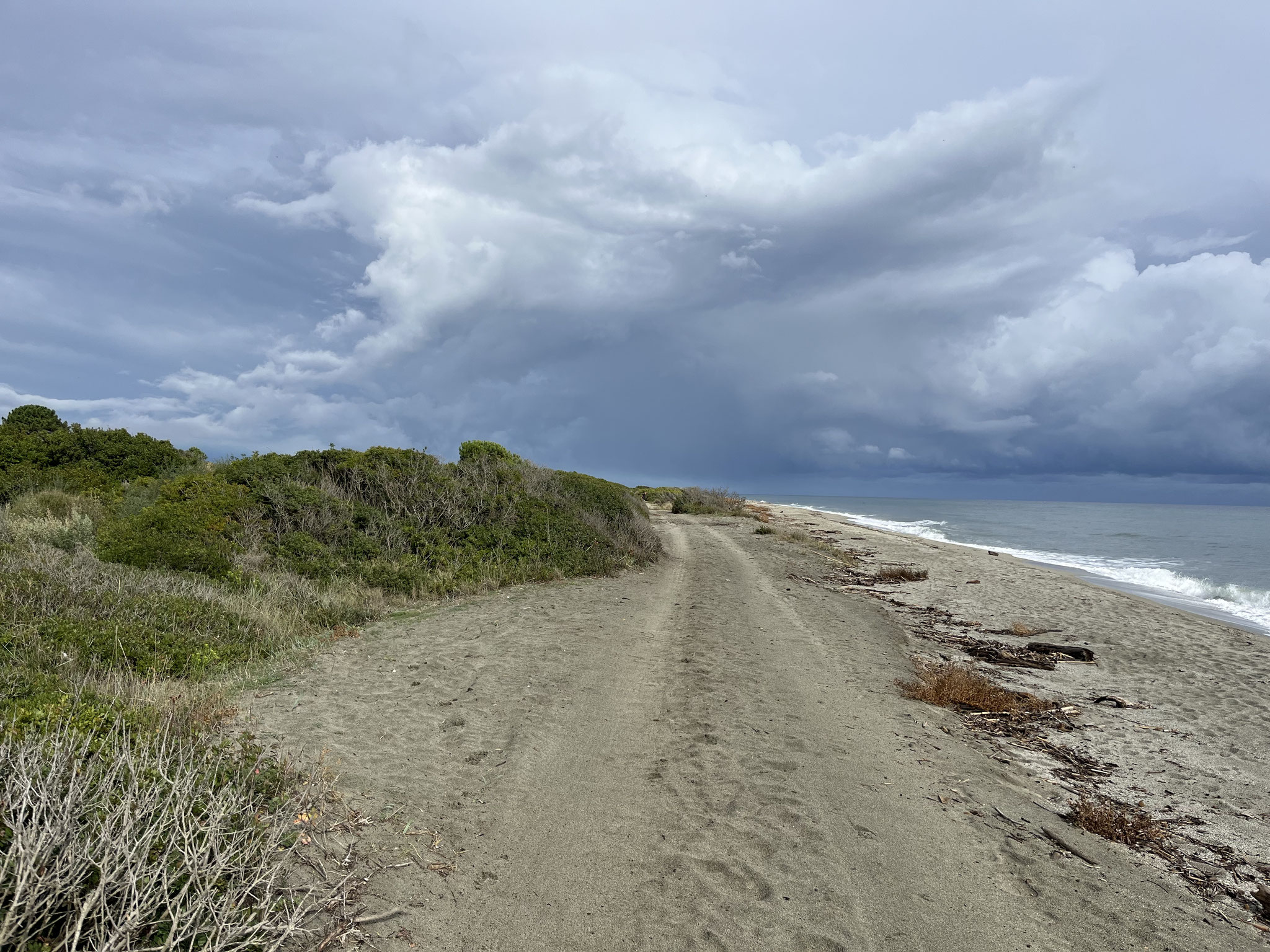 Es sind rund 4km bis zum Strand, wo wir unsere Räder abstellen/abschliessen und dem Strand entlang spazieren.