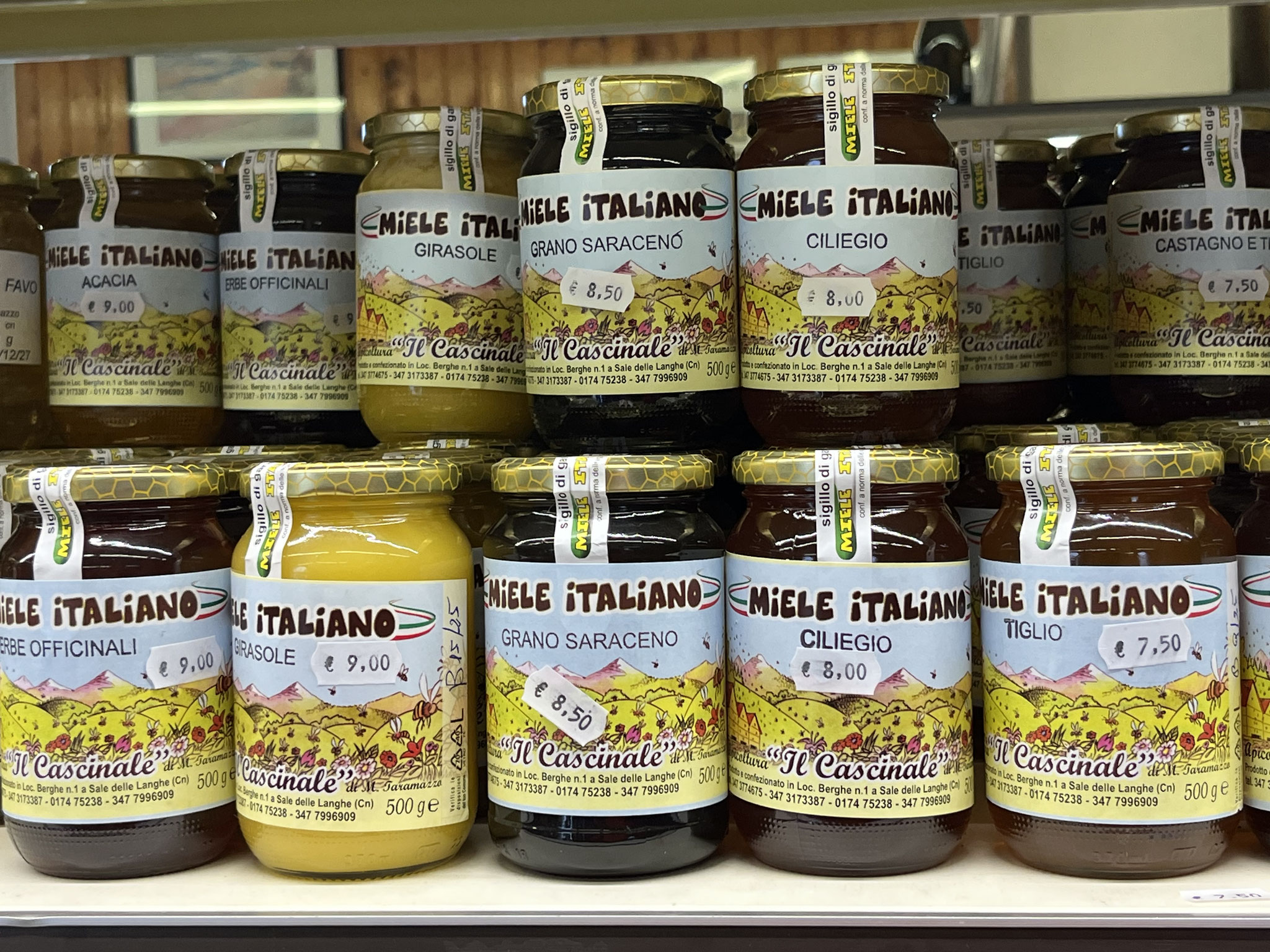 Auf der „Passhöhe, 730m, hat es einen kleinen Laden mit regionalen Produkten, wo wir ein kühles Getränk kaufen können.