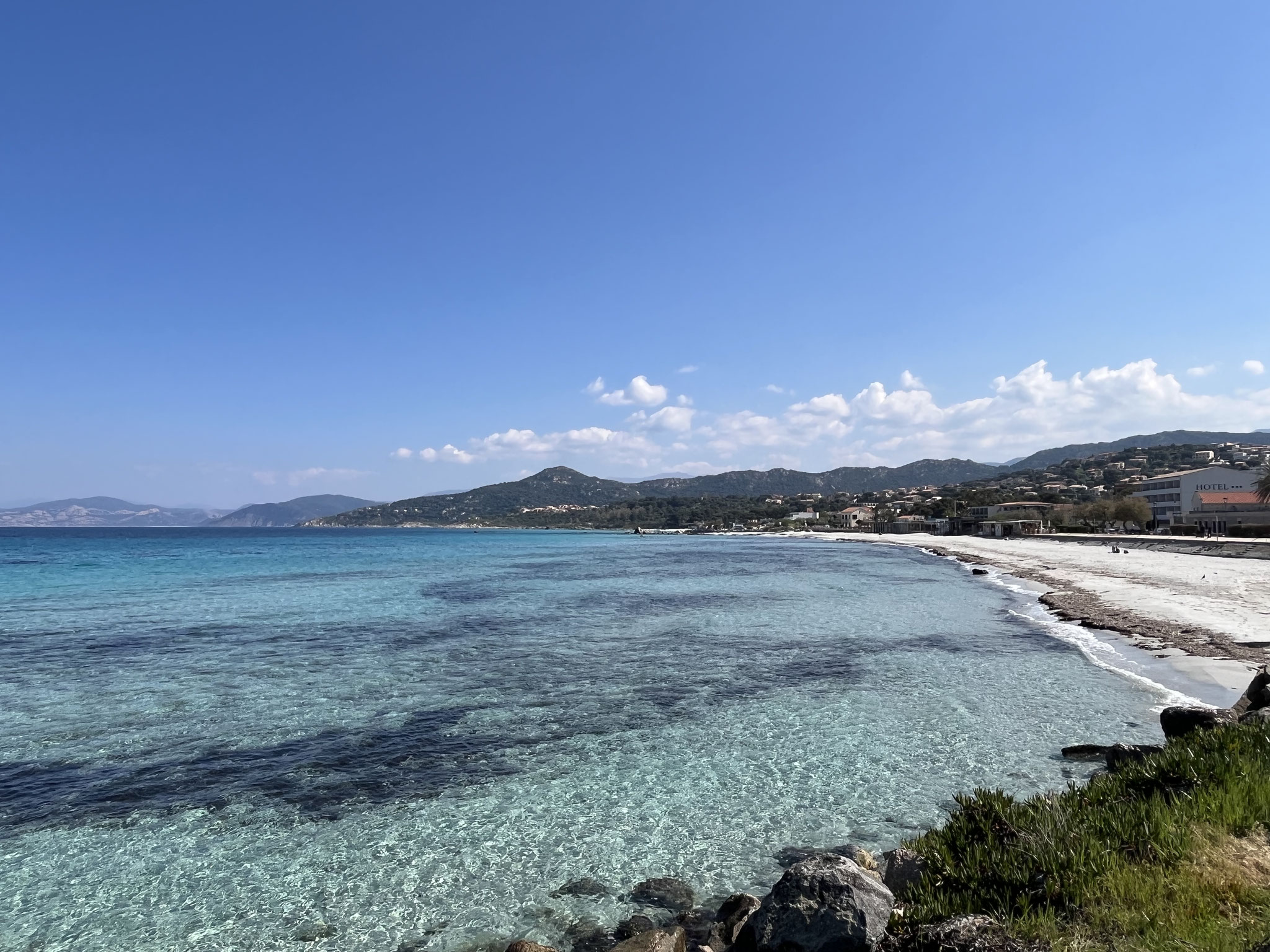 Wir beziehen ein modernes, kleines aber sehr schönes Studio und machen uns danach auf den Weg, die Stadt zu erkunden. Wir staunen über den weissen Sandstrand …
