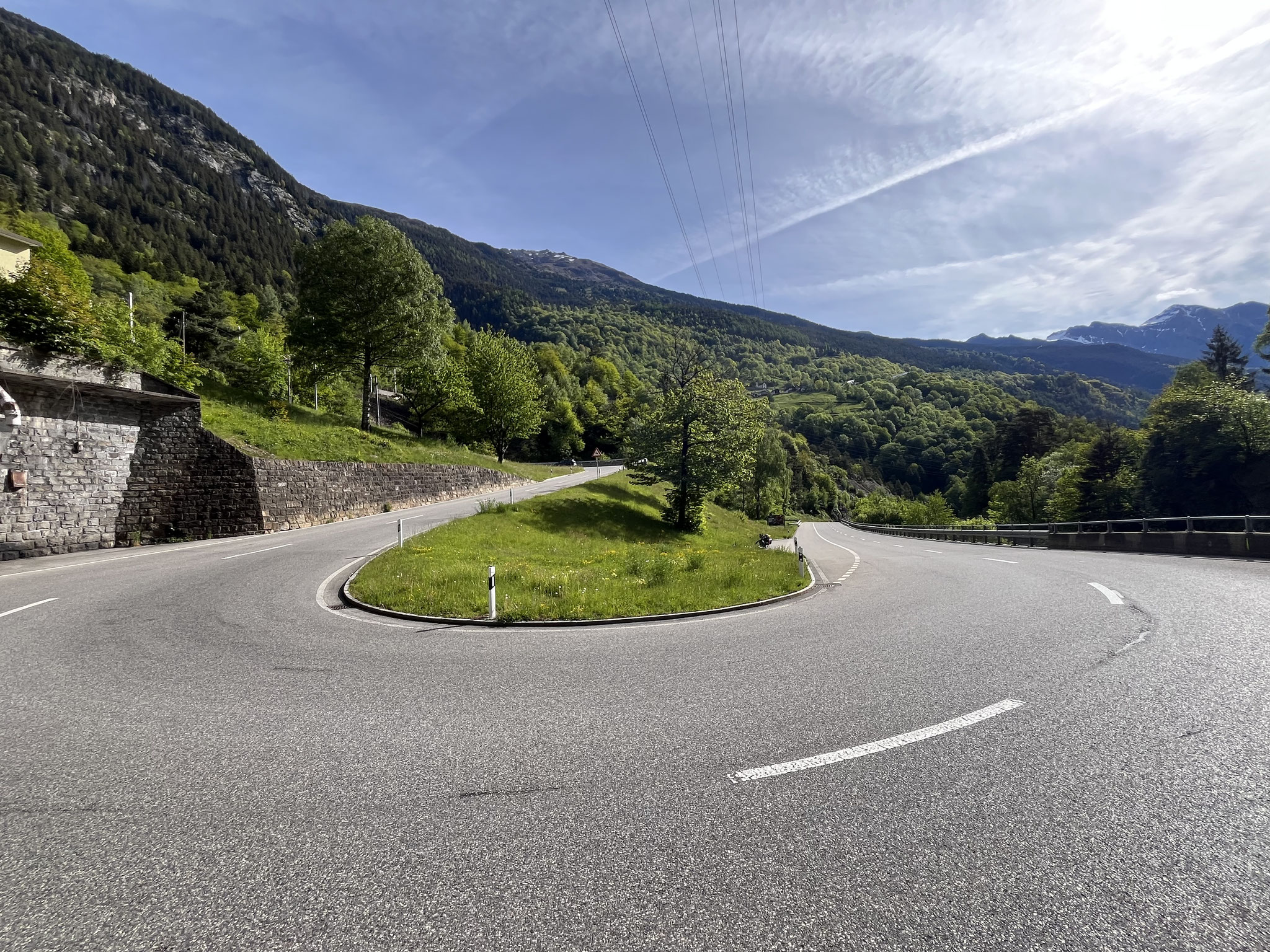 Noch eine dieser Kehren und wir kommen in die Hochebene vor Airolo, wo sich die Dörfer Ambri und Piotta befinden.