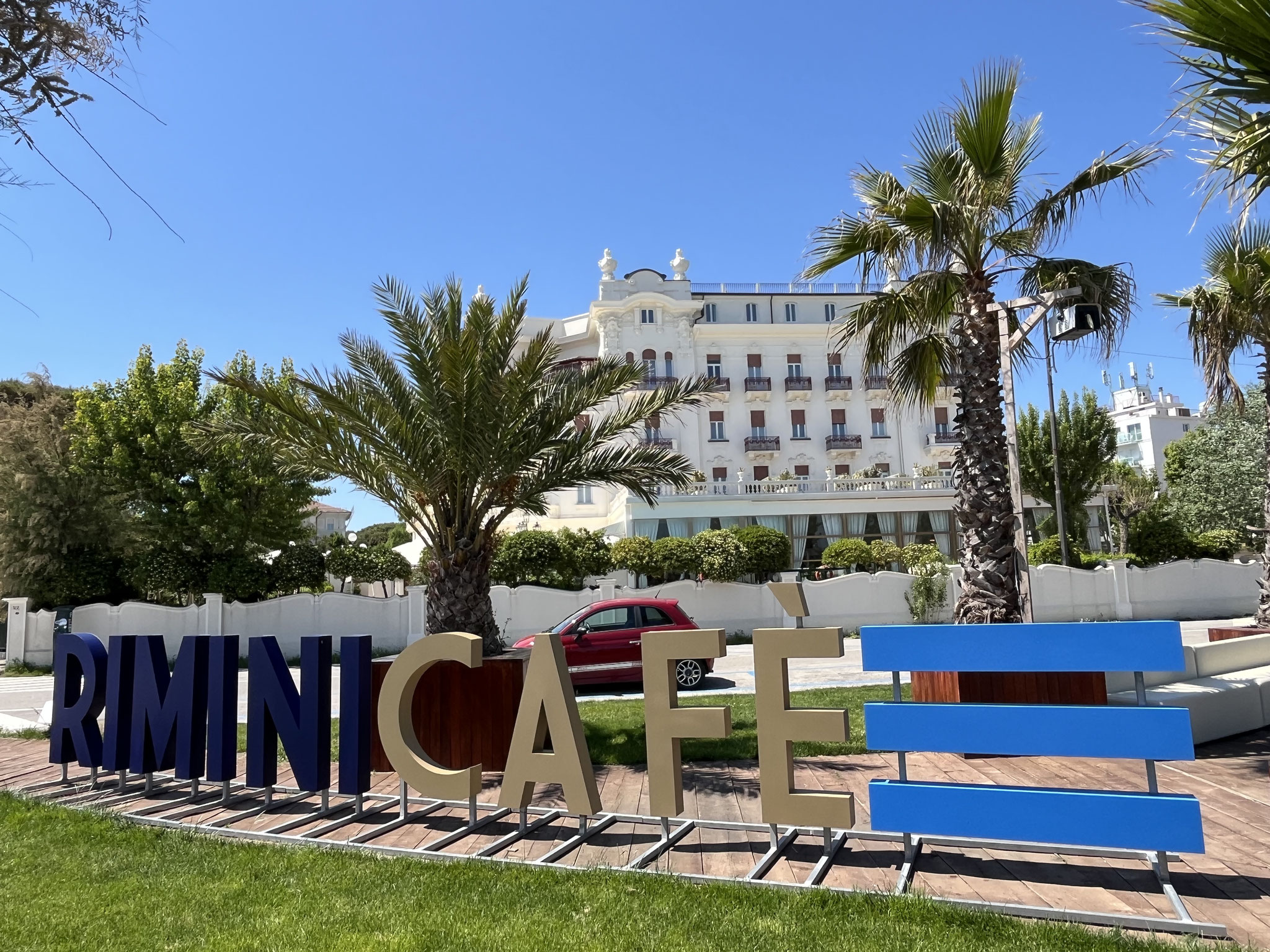 Wenige 100m später spazieren wir am Grand Hotel di Rimini vorbei zur Hafenanlage, wo ein gigantisches Riesenrad steht.