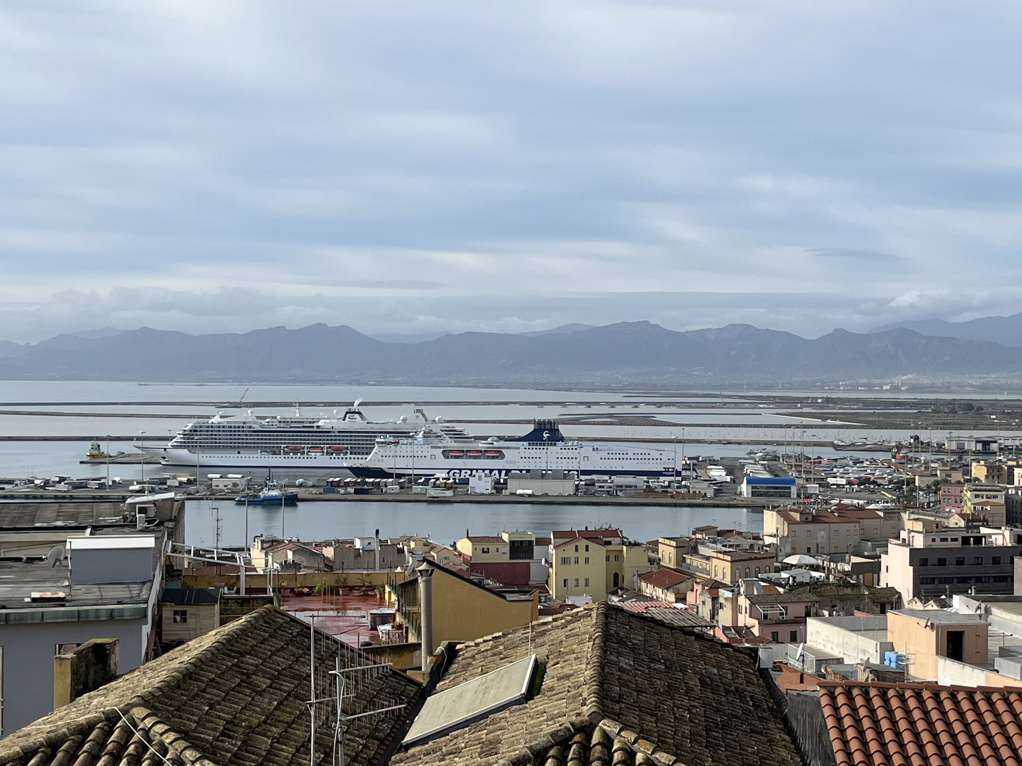 … der hervorragenden Aussicht über den Hafen mit den zwei Kreuzfahrtschiffen.