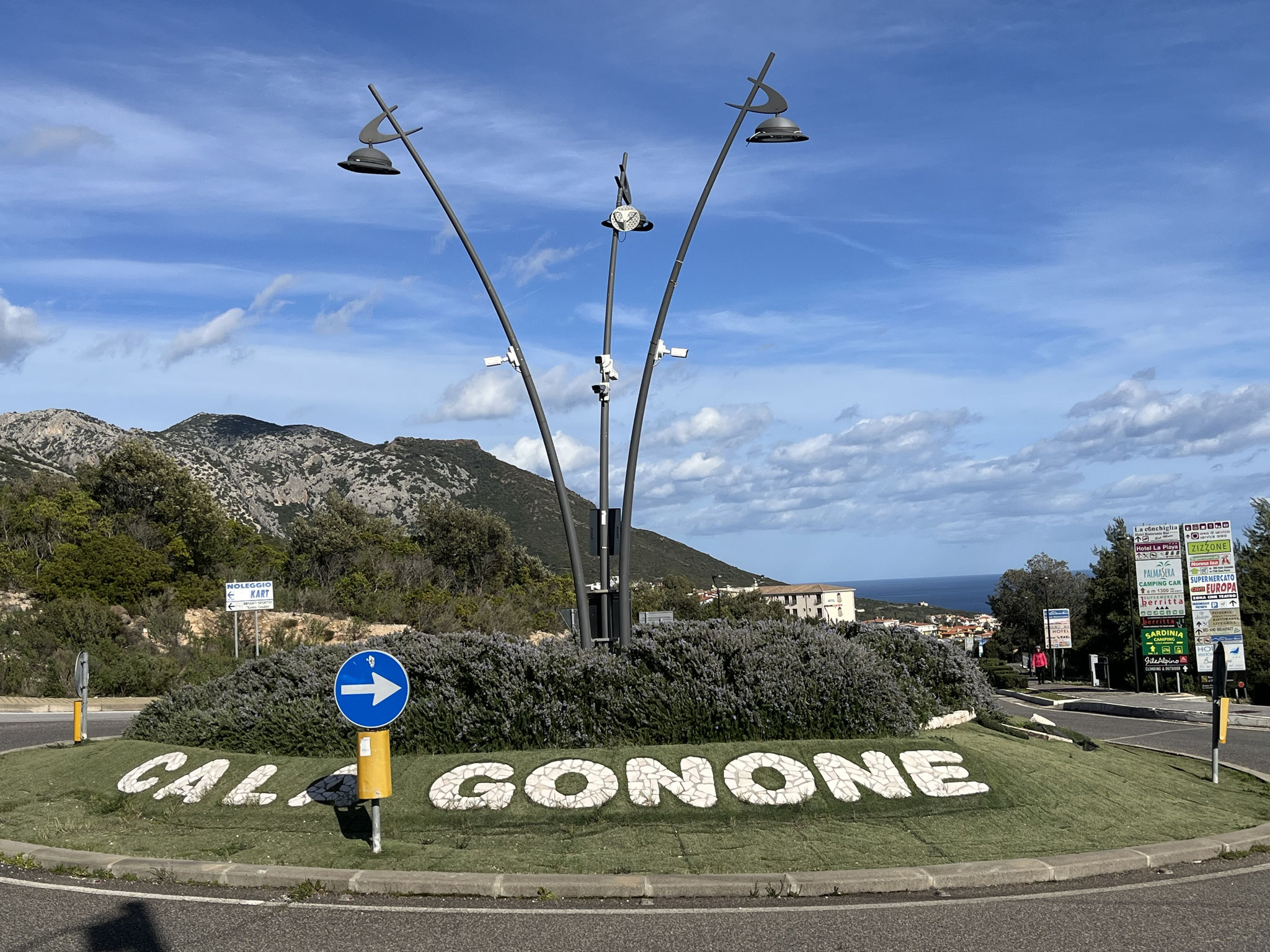 Eine rasante, sechs Kilometer lange Abfahrt nach Cala Gonone liegt vor uns.