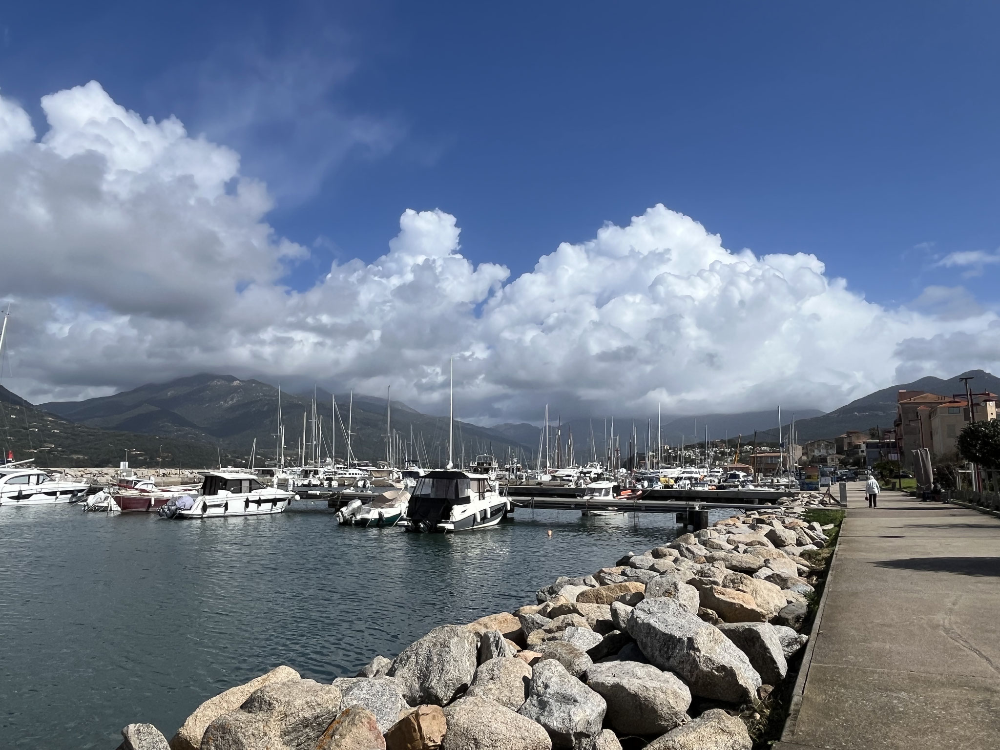 Nach dem Einchecken spazieren wir auf der Hafenpromenade und …