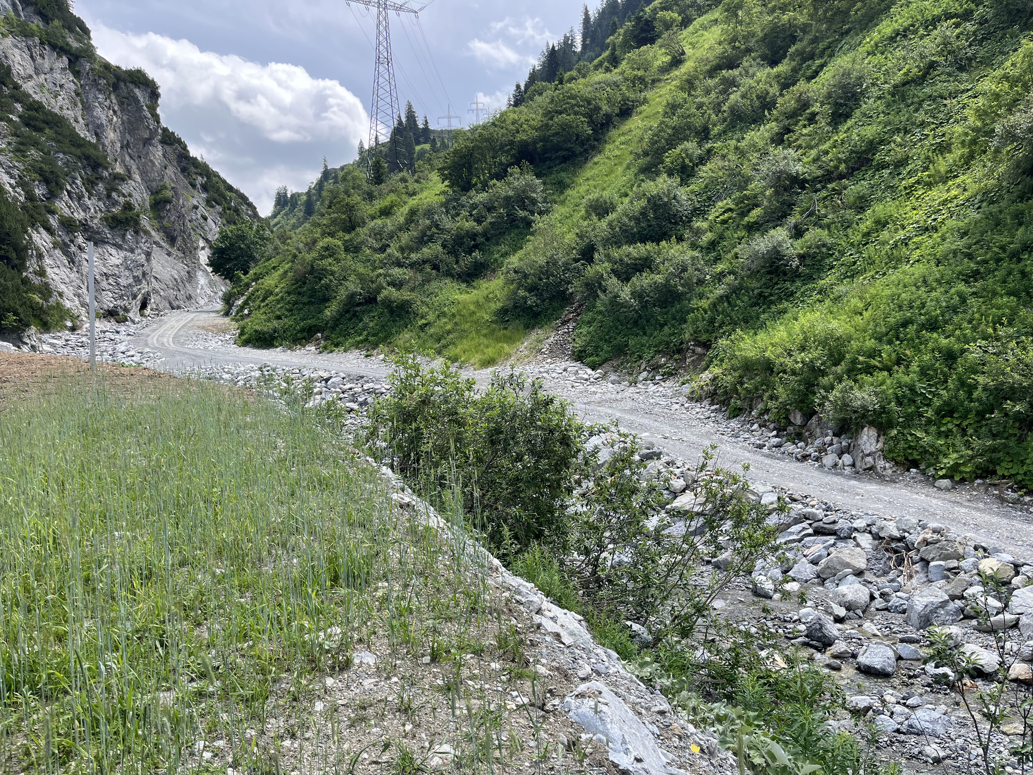 Daneben wurde der Fluss verbaut und die Brücke, die über ihn führen sollte ist einfach nicht mehr da!! Jetzt müssen wir noch einen Weg über den Bach suchen!
