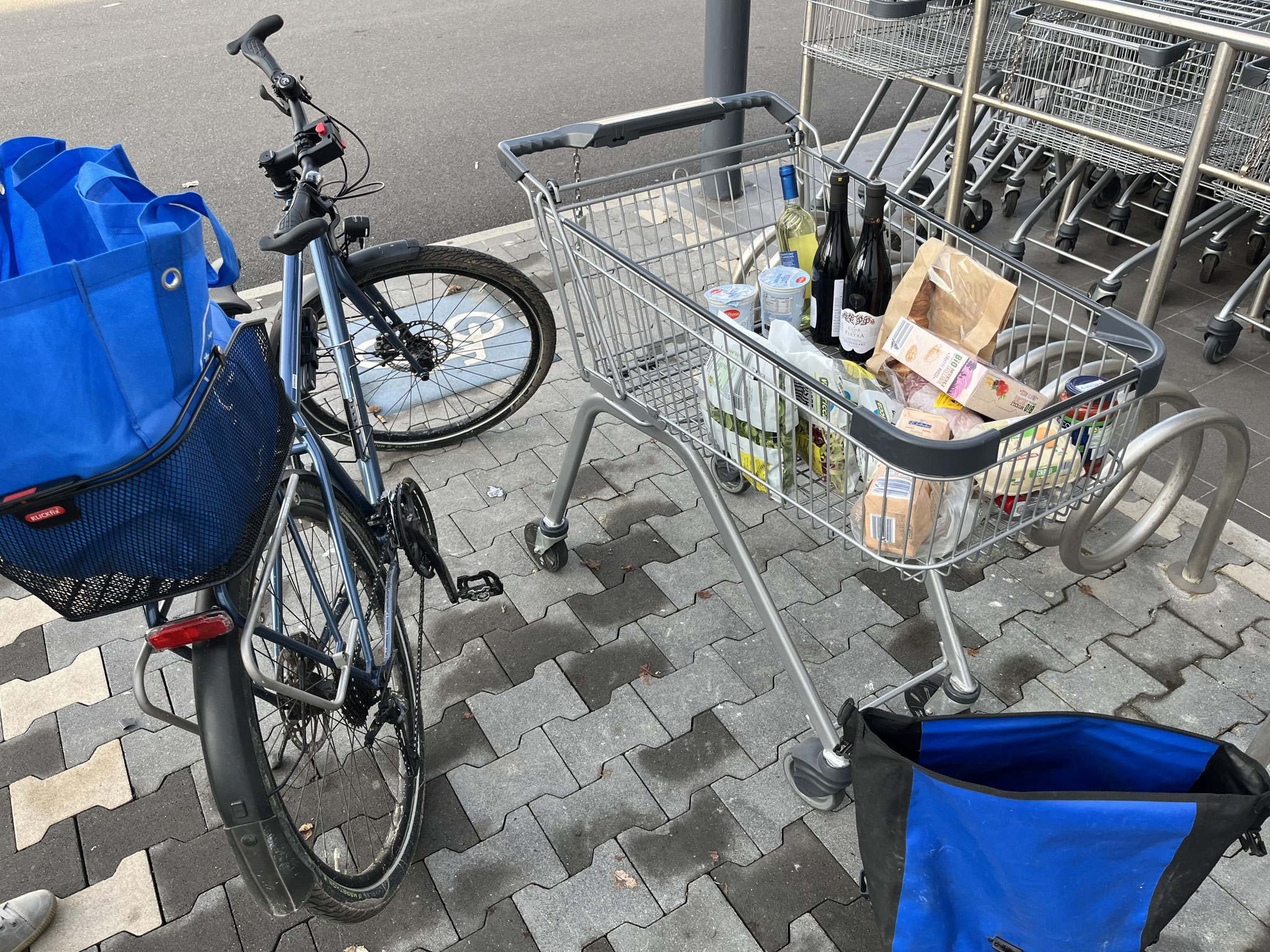 Einkaufen mit dem Fahrrad. Die Satteltaschen sind voll und noch schwerer als sonst.