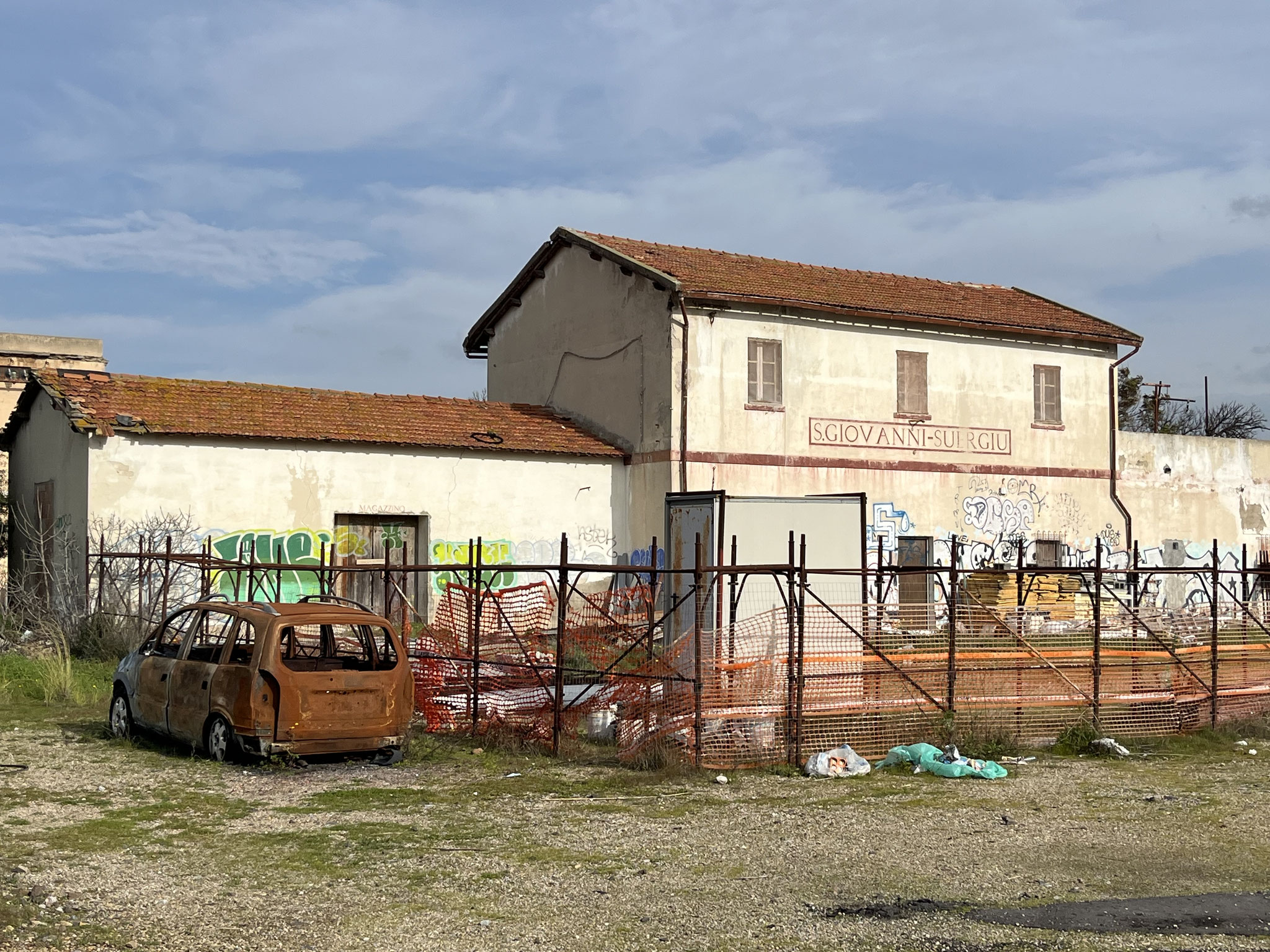 Der stillgelegte, verlassene, heruntergekommene Bahnhof von San Giovanni Suergiu.