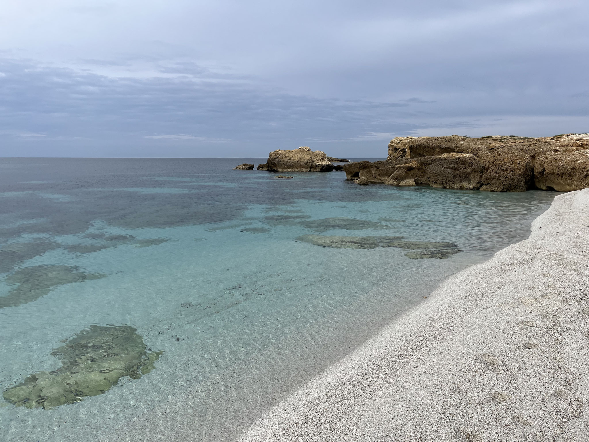 Es folgt eine Abfahrt an diesen wunderschönen, weissen Strand …