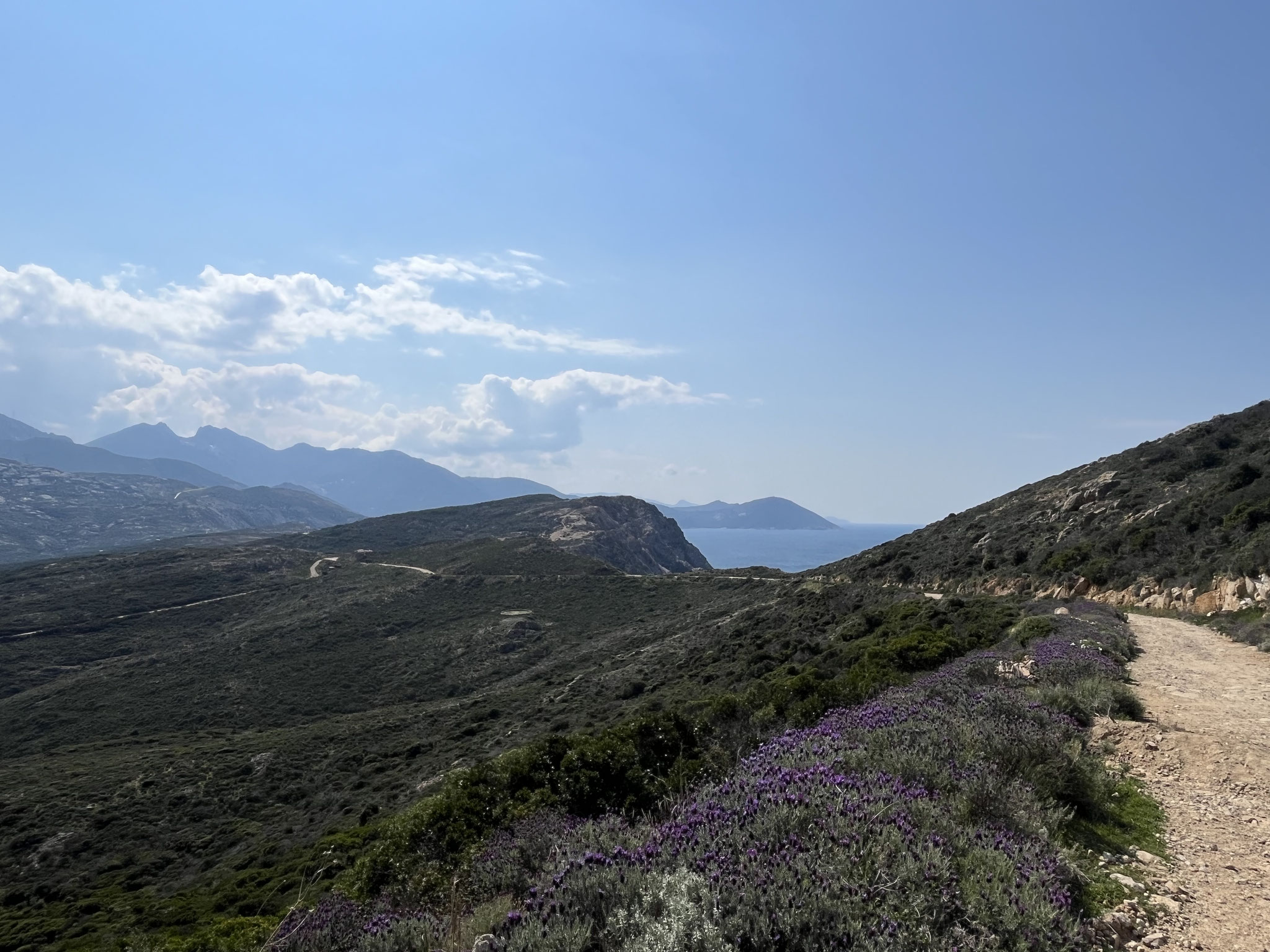 Für den Rückweg nehmen wir die breite, aber nicht weniger holprige, Naturstrasse.