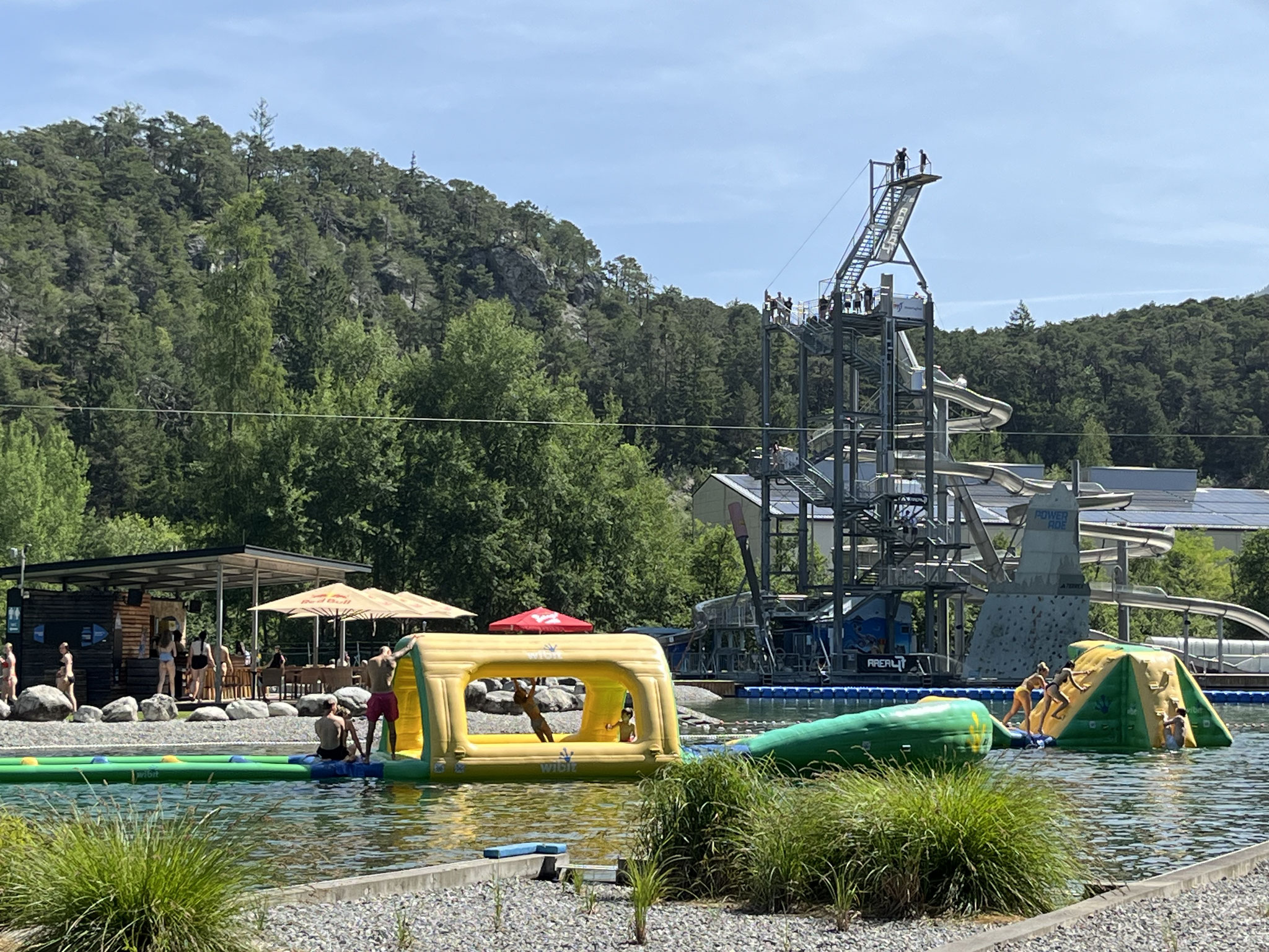 ... und kommen zur "Area 47", einem gigantischen Freizeitpark ...