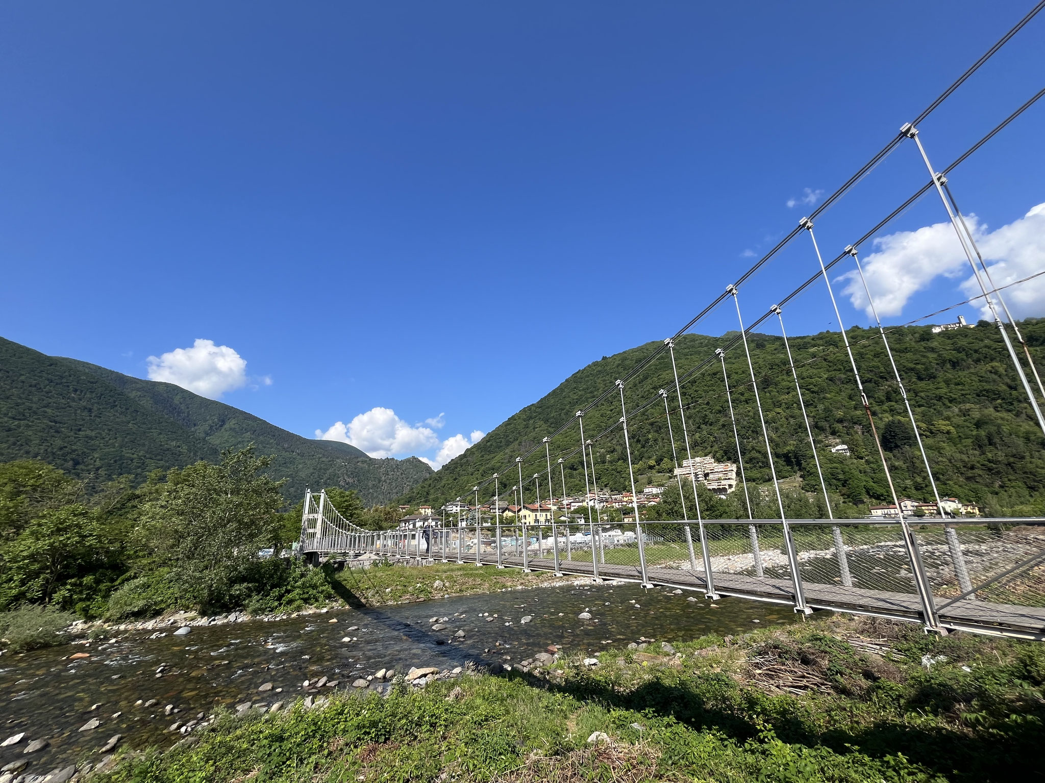 Ein richtiger Ferienort eben mit vielen Besuchern aus Deutschland, da darf eine Hängebrücke …