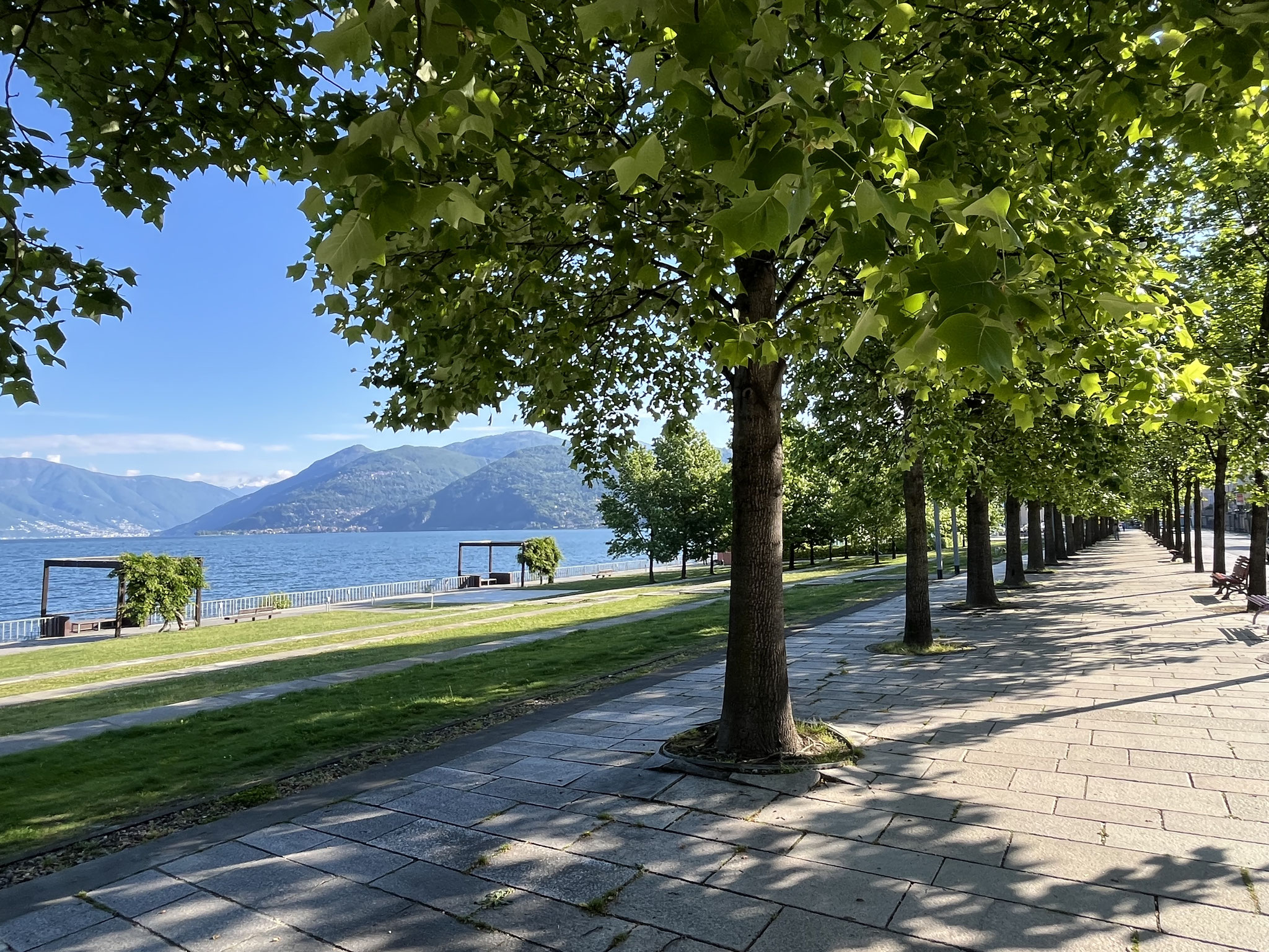 Wir geniessen das schöne Wetter und spazieren durch die schöne Uferanlage von Luino …