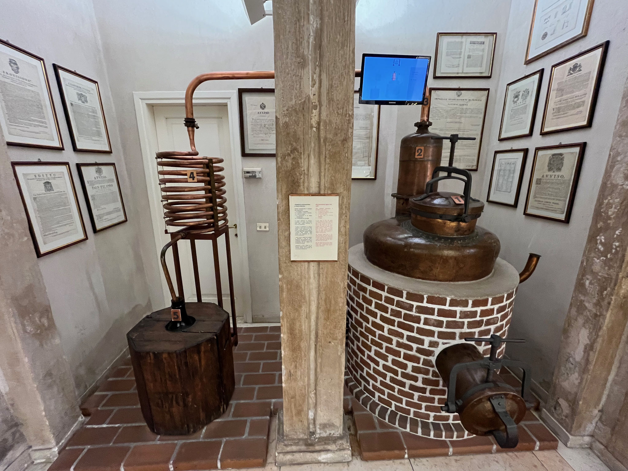 Alles über die Geschichte der Grappa Herstellung.