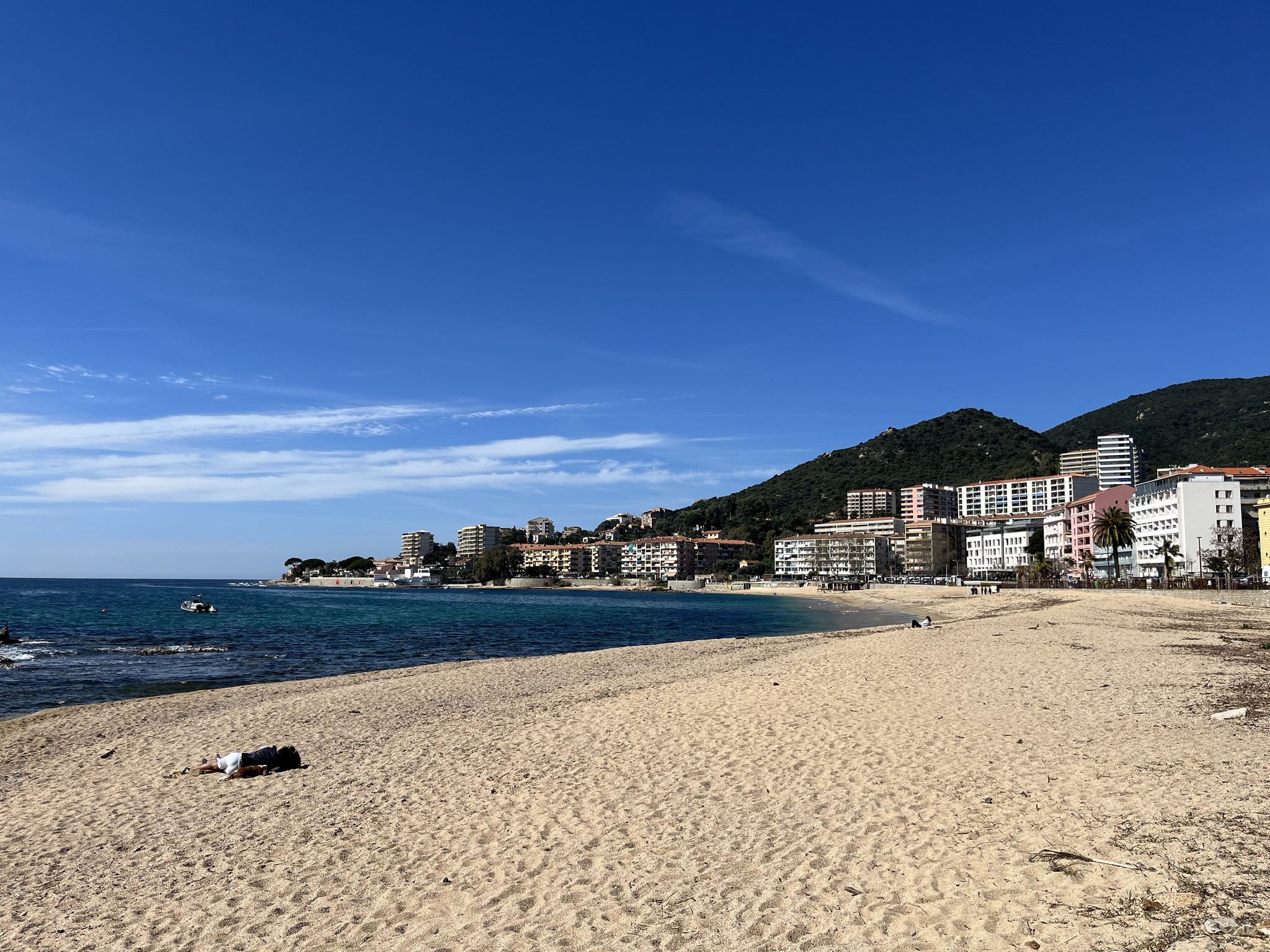 … einem breiten Sandstrand, wo wir umkehren.