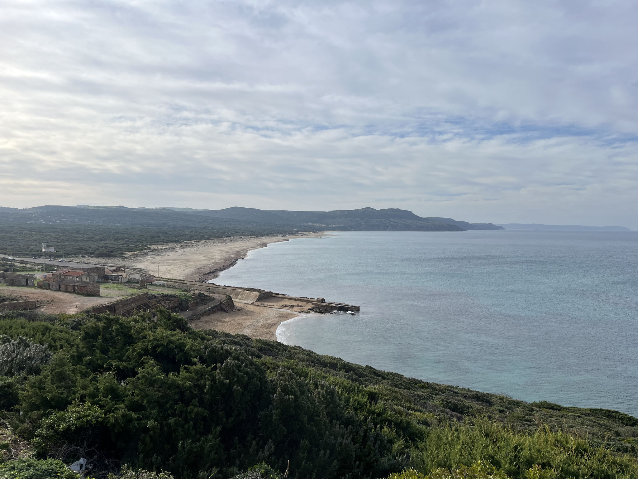 Wir kommen ans Meer und überblicken den langen und breiten Strand. Auch hier hat es viele alte und zerfallene Bergwerkhäuser.
