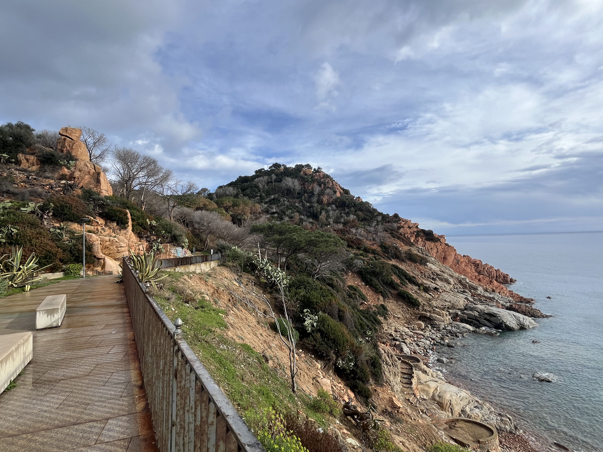 Wir spazieren zur Cala Moresca, wo aber alle Wanderwege gesperrt sind. Wir kehren um …