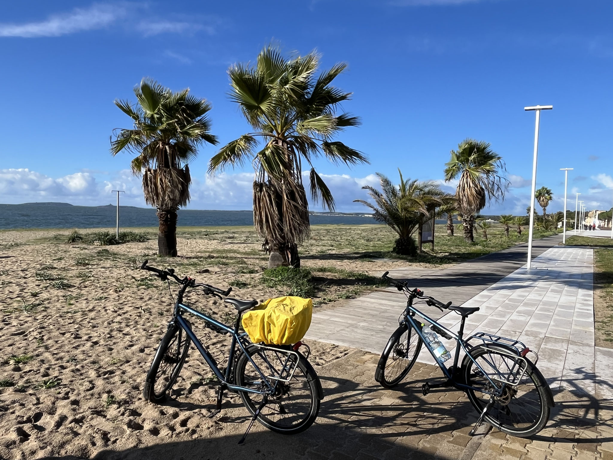 Am Ende der Promenade, wo doch ein Bar offen hat, stellen wir unsere Räder ab und …