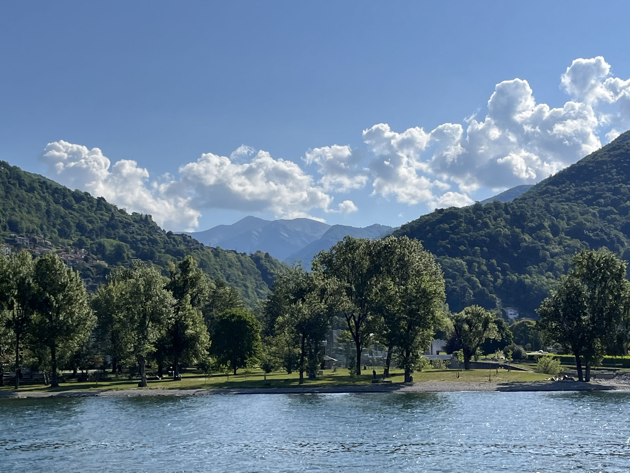 Eine Schifffahrt ist immer schön, vor allem dann, wenn sie kurz ist und die Wellen nicht allzu hoch sind. Wir kommen am Delta von Maccagno vorbei …