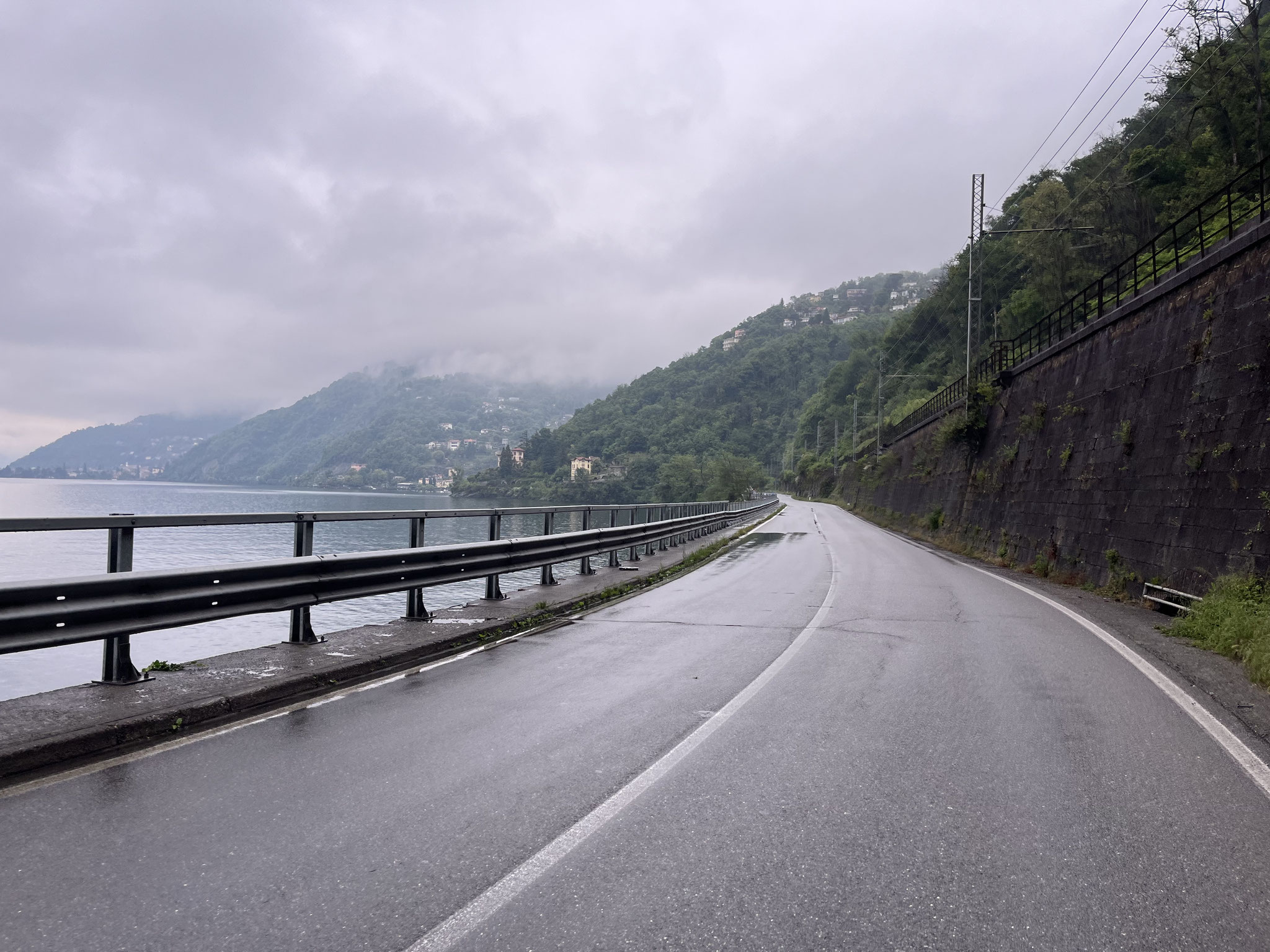 Wir warten am Morgen noch etwas ab und fahren bei leichtem Regen los.