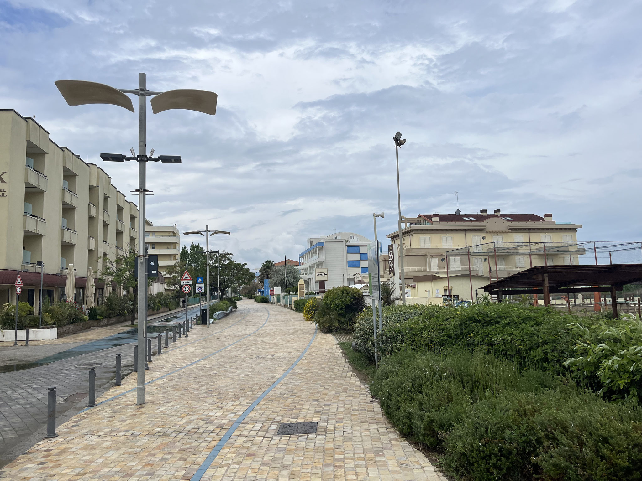Die meisten Strandabschnitte sind privat und man muss für Sonnenschirm und Liegen in der Saison bezahlen. Wir lernen Misano Adriatico, ...
