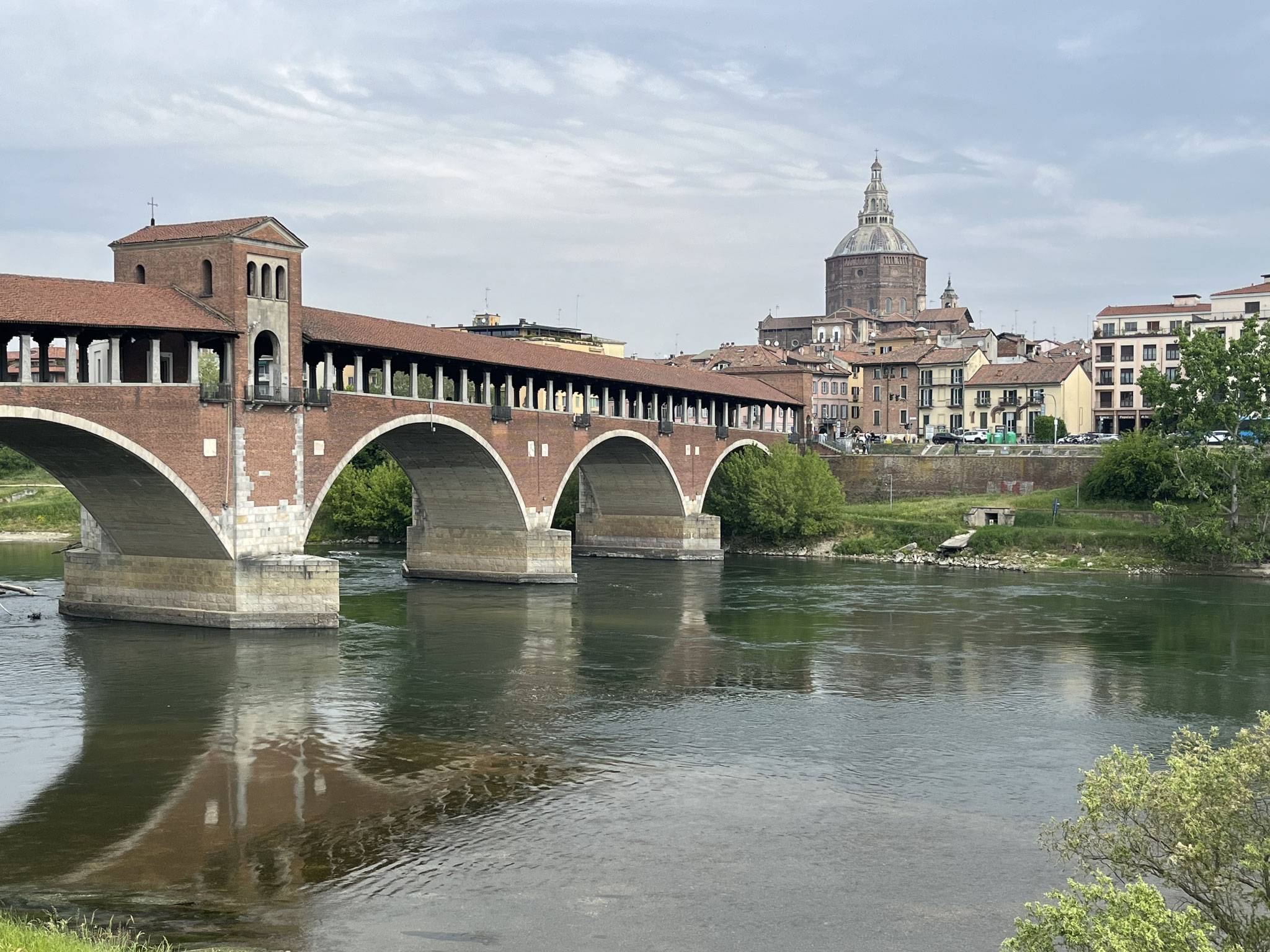 Ein wunderschöner Anblick mit dieser Brücke und dem Dom.
