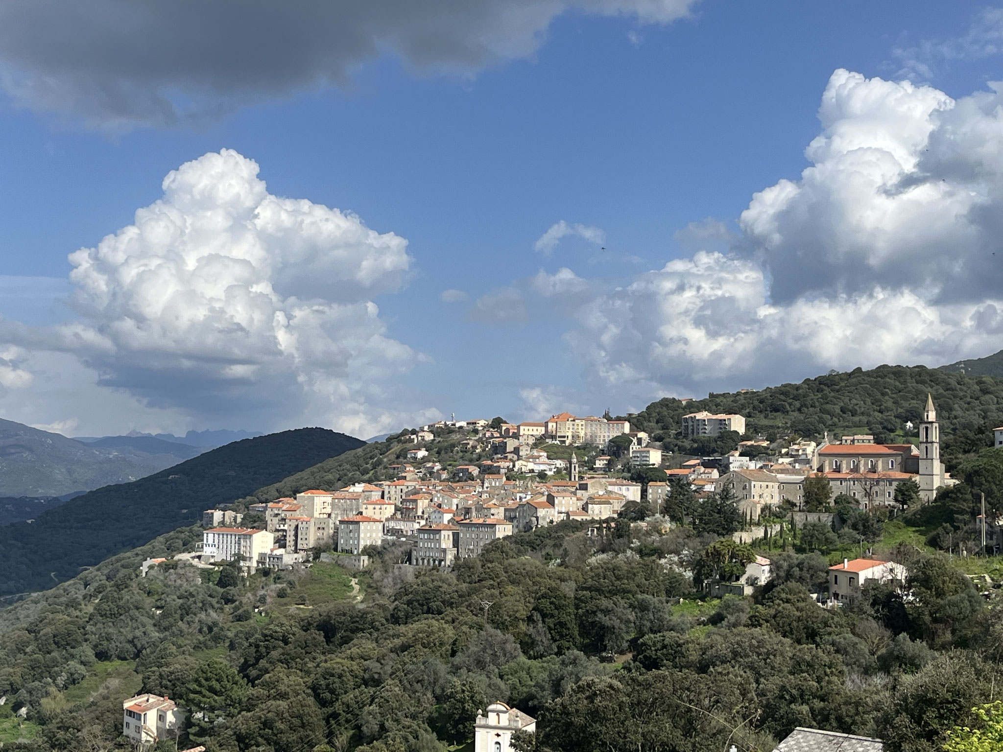 Eine Stadt auf rund 300m Höhe und 3700Einwohner.