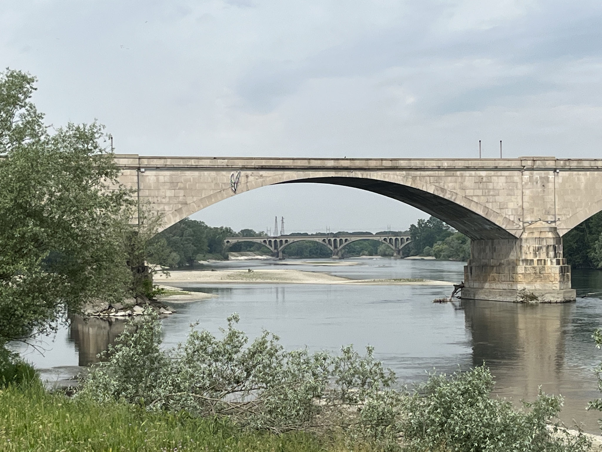 Ein Fluss mit seinen verschiedenen, speziellen Brücken macht eine Stadt sehr interessant, finde ich. Im Hintergrund das Eisenbahnviadukt über den Ticino.